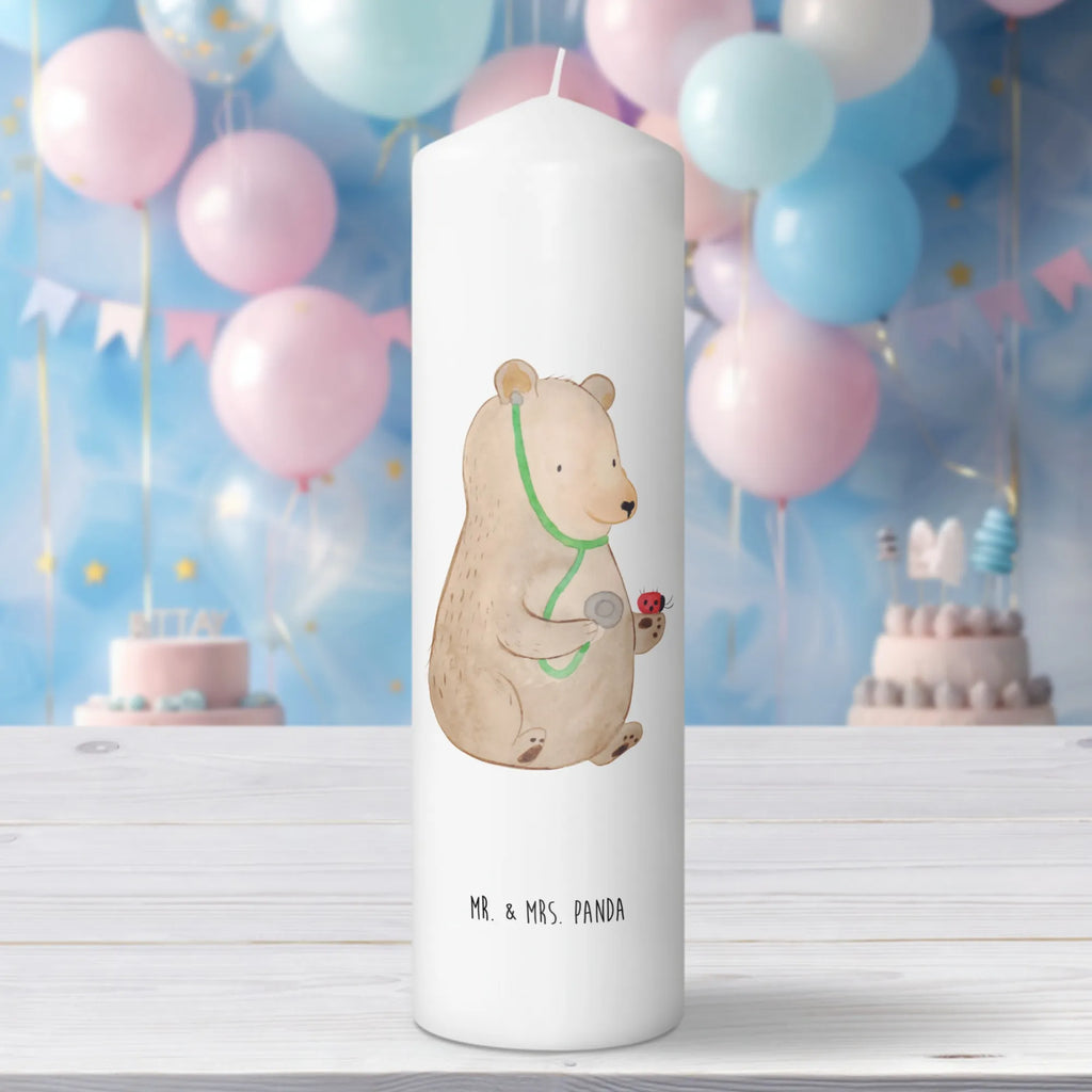 Kerze Bär Arzt Zylinderkerze, Dekokerze, Dekorative Kerze, Kerze Mit Motiv, Schmuckkerze, Kerze Mit Spruch, Erinnerungslicht, Geburtstagskerze, Grosse Kerze, Gartenkerze, Tafelkerze, Geburtskerze, Wachskerze, Bedruckte Kerze, Handgemachte Kerze, Kommunionskerze, Blockkerze, Osterkerze, Dinnerkerze, Laternenkerze, Stumpenkerze, Wunschkerze, Adventskerze, Hochzeitskerze, Tischkerze, Weihnachtskerze, Erinnerungskerze, Teddy, Bär, Teddybär, Professor, Arzt, Doktorin, Professorin, Doktor, Ärztin