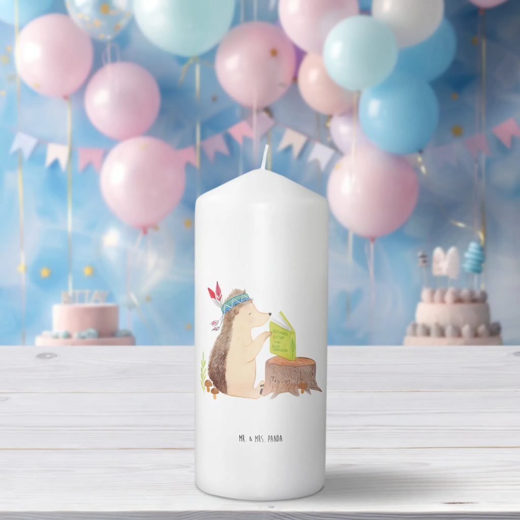 Kerze Igel Indianer Kerze Mit Spruch, Hochzeitskerze, Handgemachte Kerze, Blockkerze, Erinnerungslicht, Tafelkerze, Bedruckte Kerze, Kommunionskerze, Schmuckkerze, Stumpenkerze, Wachskerze, Erinnerungskerze, Adventskerze, Tischkerze, Dinnerkerze, Dekokerze, Dekorative Kerze, Zylinderkerze, Gartenkerze, Wunschkerze, Osterkerze, Grosse Kerze, Kerze Mit Motiv, Laternenkerze, Geburtskerze, Weihnachtskerze, Geburtstagskerze, Tiere, Waldtiere, Lagerfeuer, Camping, Indianer, Igel, Abenteuer