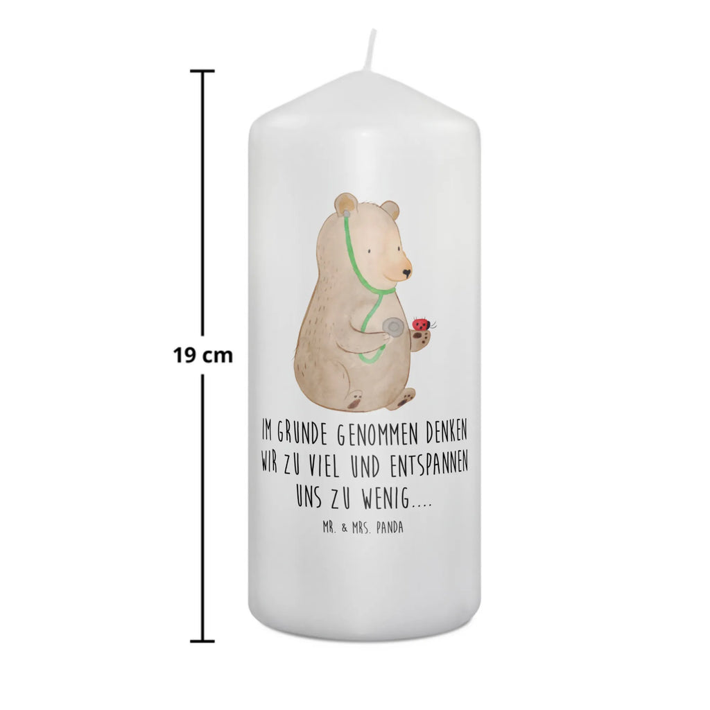 Kerze Bär Arzt Zylinderkerze, Dekokerze, Dekorative Kerze, Kerze Mit Motiv, Schmuckkerze, Kerze Mit Spruch, Erinnerungslicht, Geburtstagskerze, Grosse Kerze, Gartenkerze, Tafelkerze, Geburtskerze, Wachskerze, Bedruckte Kerze, Handgemachte Kerze, Kommunionskerze, Blockkerze, Osterkerze, Dinnerkerze, Laternenkerze, Stumpenkerze, Wunschkerze, Adventskerze, Hochzeitskerze, Tischkerze, Weihnachtskerze, Erinnerungskerze, Teddy, Bär, Teddybär, Professor, Arzt, Doktorin, Professorin, Doktor, Ärztin