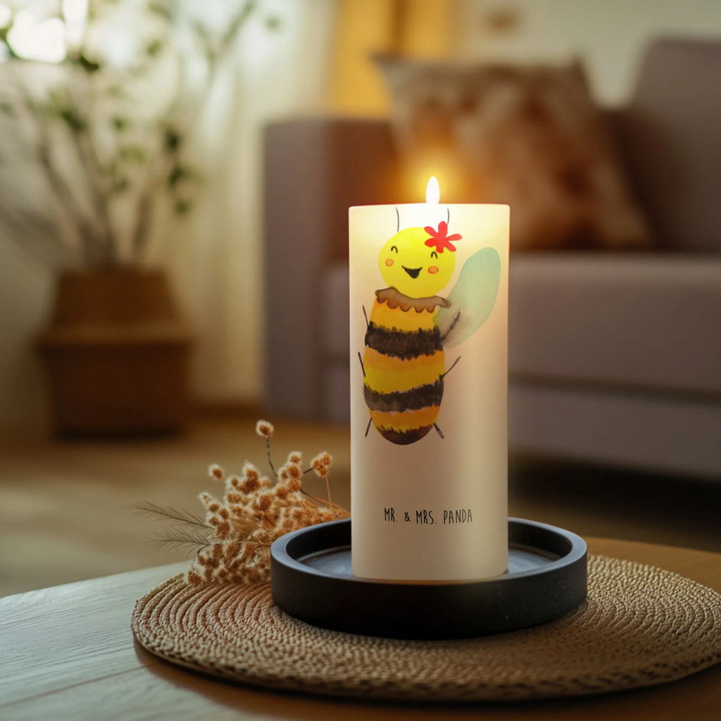 Candle bee happy Adventskerze, Stumpenkerze, Gartenkerze, Handgemachte Kerze, Erinnerungskerze, Kerze Mit Motiv, Kommunionskerze, Wunschkerze, Laternenkerze, Weihnachtskerze, Blockkerze, Osterkerze, Tafelkerze, Erinnerungslicht, Schmuckkerze, Wachskerze, Bedruckte Kerze, Dekorative Kerze, Geburtstagskerze, Dinnerkerze, Tischkerze, Grosse Kerze, Kerze Mit Spruch, Geburtskerze, Dekokerze, Zylinderkerze, Hochzeitskerze, Biene, Wespe, Hummel