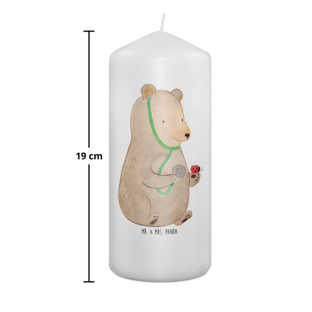 Kerze Bär Arzt Zylinderkerze, Dekokerze, Dekorative Kerze, Kerze Mit Motiv, Schmuckkerze, Kerze Mit Spruch, Erinnerungslicht, Geburtstagskerze, Grosse Kerze, Gartenkerze, Tafelkerze, Geburtskerze, Wachskerze, Bedruckte Kerze, Handgemachte Kerze, Kommunionskerze, Blockkerze, Osterkerze, Dinnerkerze, Laternenkerze, Stumpenkerze, Wunschkerze, Adventskerze, Hochzeitskerze, Tischkerze, Weihnachtskerze, Erinnerungskerze, Teddy, Bär, Teddybär, Professor, Arzt, Doktorin, Professorin, Doktor, Ärztin