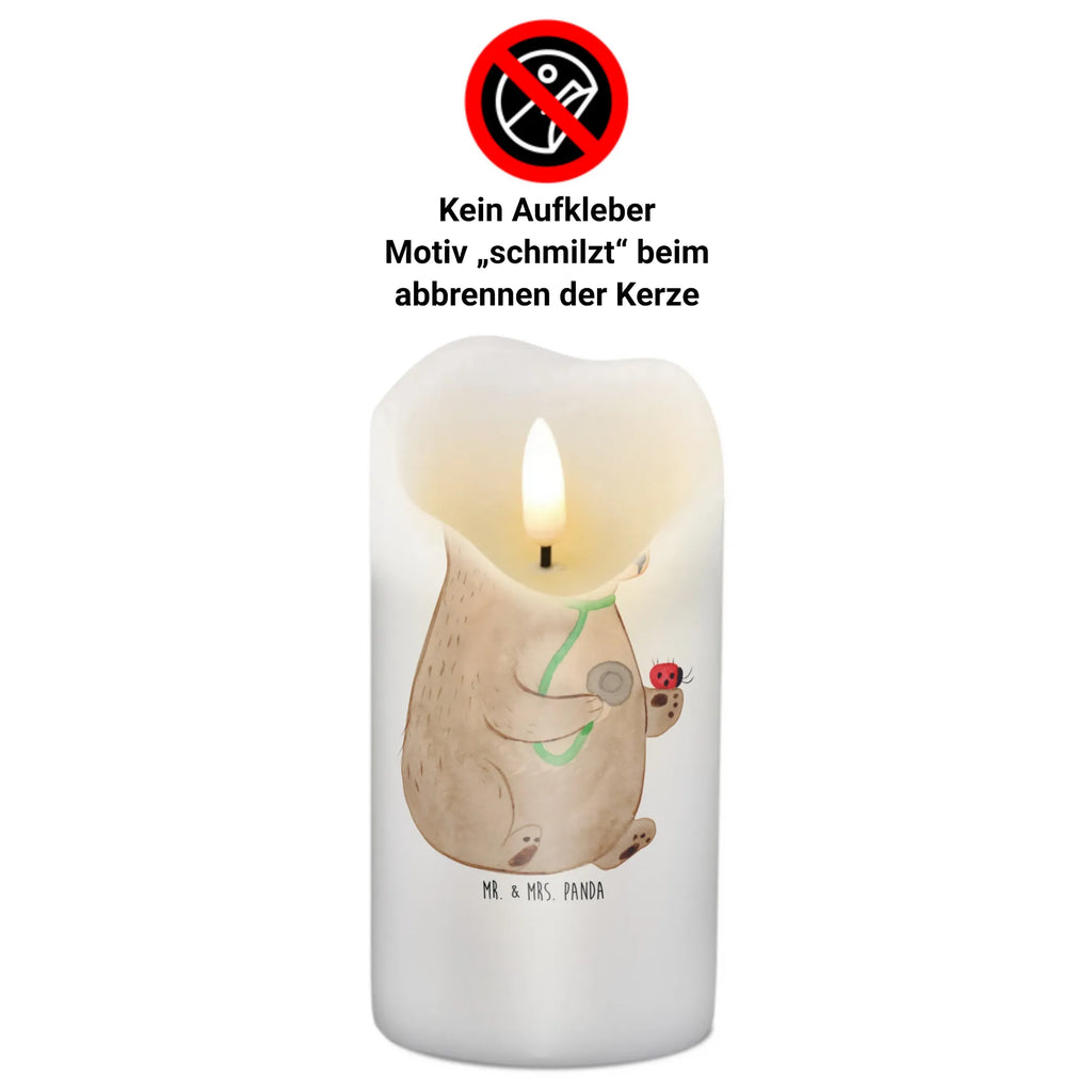 Kerze Bär Arzt Zylinderkerze, Dekokerze, Dekorative Kerze, Kerze Mit Motiv, Schmuckkerze, Kerze Mit Spruch, Erinnerungslicht, Geburtstagskerze, Grosse Kerze, Gartenkerze, Tafelkerze, Geburtskerze, Wachskerze, Bedruckte Kerze, Handgemachte Kerze, Kommunionskerze, Blockkerze, Osterkerze, Dinnerkerze, Laternenkerze, Stumpenkerze, Wunschkerze, Adventskerze, Hochzeitskerze, Tischkerze, Weihnachtskerze, Erinnerungskerze, Teddy, Bär, Teddybär, Professor, Arzt, Doktorin, Professorin, Doktor, Ärztin