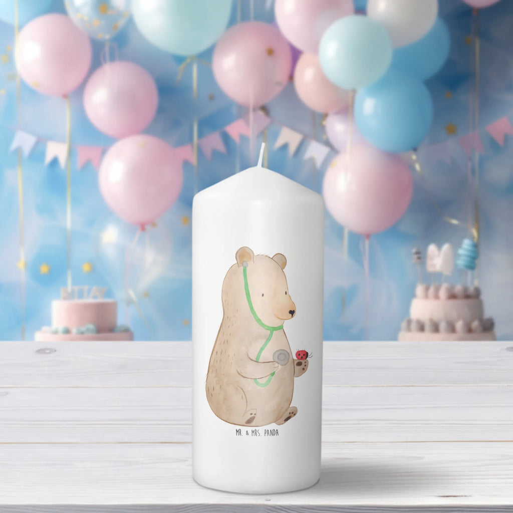 Kerze Bär Arzt Zylinderkerze, Dekokerze, Dekorative Kerze, Kerze Mit Motiv, Schmuckkerze, Kerze Mit Spruch, Erinnerungslicht, Geburtstagskerze, Grosse Kerze, Gartenkerze, Tafelkerze, Geburtskerze, Wachskerze, Bedruckte Kerze, Handgemachte Kerze, Kommunionskerze, Blockkerze, Osterkerze, Dinnerkerze, Laternenkerze, Stumpenkerze, Wunschkerze, Adventskerze, Hochzeitskerze, Tischkerze, Weihnachtskerze, Erinnerungskerze, Teddy, Bär, Teddybär, Professor, Arzt, Doktorin, Professorin, Doktor, Ärztin