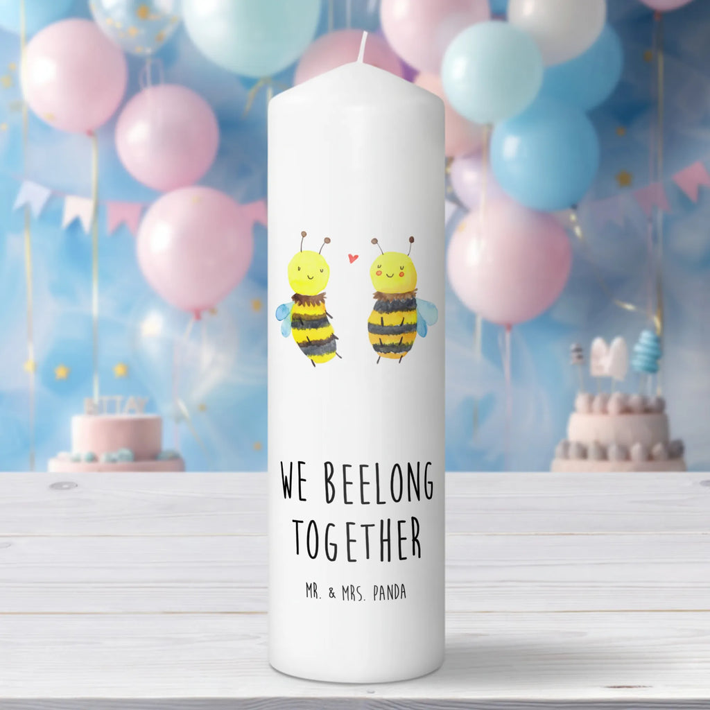 Candle bee In love Gartenkerze, Osterkerze, Kerze Mit Spruch, Kommunionskerze, Geburtstagskerze, Dekokerze, Dekorative Kerze, Tischkerze, Blockkerze, Bedruckte Kerze, Stumpenkerze, Tafelkerze, Erinnerungslicht, Handgemachte Kerze, Adventskerze, Erinnerungskerze, Schmuckkerze, Weihnachtskerze, Hochzeitskerze, Dinnerkerze, Zylinderkerze, Grosse Kerze, Wunschkerze, Kerze Mit Motiv, Geburtskerze, Laternenkerze, Wachskerze, Biene, Wespe, Hummel