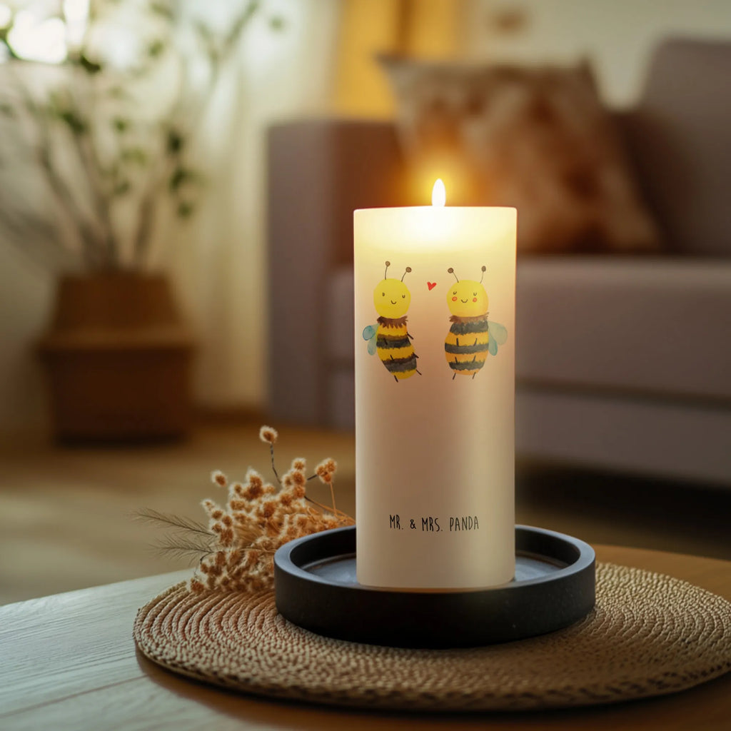 Candle bee In love Gartenkerze, Osterkerze, Kerze Mit Spruch, Kommunionskerze, Geburtstagskerze, Dekokerze, Dekorative Kerze, Tischkerze, Blockkerze, Bedruckte Kerze, Stumpenkerze, Tafelkerze, Erinnerungslicht, Handgemachte Kerze, Adventskerze, Erinnerungskerze, Schmuckkerze, Weihnachtskerze, Hochzeitskerze, Dinnerkerze, Zylinderkerze, Grosse Kerze, Wunschkerze, Kerze Mit Motiv, Geburtskerze, Laternenkerze, Wachskerze, Biene, Wespe, Hummel