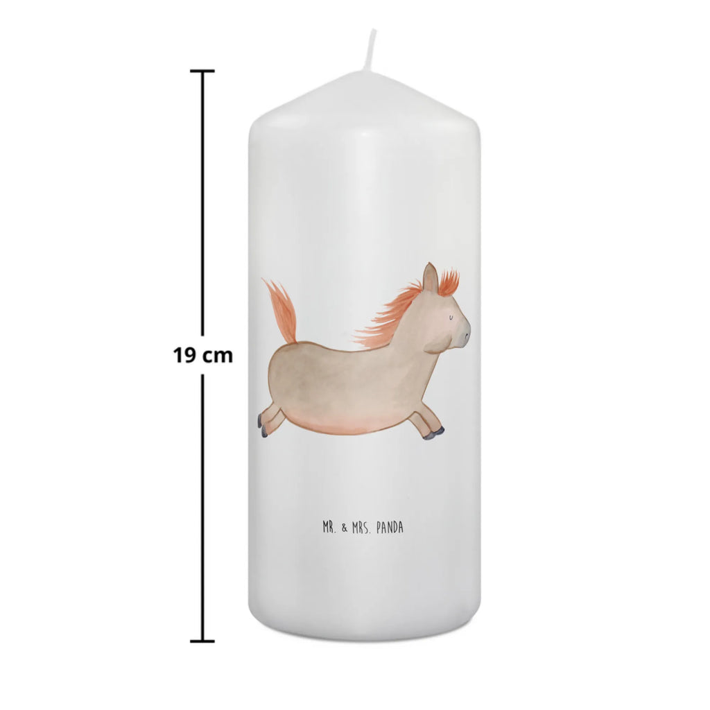Kerze Pferd springt Zylinderkerze, Dekokerze, Dinnerkerze, Handgemachte Kerze, Wunschkerze, Laternenkerze, Bedruckte Kerze, Stumpenkerze, Hochzeitskerze, Kerze Mit Motiv, Wachskerze, Geburtstagskerze, Erinnerungslicht, Tafelkerze, Weihnachtskerze, Kerze Mit Spruch, Erinnerungskerze, Gartenkerze, Blockkerze, Dekorative Kerze, Tischkerze, Osterkerze, Adventskerze, Kommunionskerze, Schmuckkerze, Geburtskerze, Grosse Kerze, Landwirt, Landwirtin, Hoftiere, Bauernhof, Pferdestall, Pferdebesitzer, Stall, Reiten, Ausreiten, Pony, Pferd, Pferde