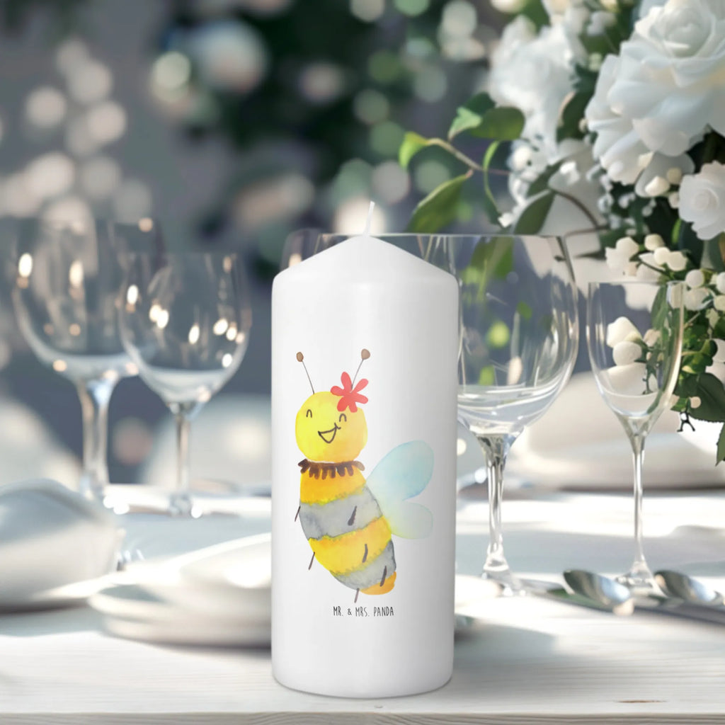 Kerze Biene Blume Schmuckkerze, Tafelkerze, Dekokerze, Wachskerze, Tischkerze, Zylinderkerze, Hochzeitskerze, Osterkerze, Weihnachtskerze, Laternenkerze, Bedruckte Kerze, Kerze Mit Spruch, Geburtskerze, Adventskerze, Kerze Mit Motiv, Erinnerungskerze, Erinnerungslicht, Blockkerze, Stumpenkerze, Dinnerkerze, Wunschkerze, Gartenkerze, Handgemachte Kerze, Dekorative Kerze, Kommunionskerze, Geburtstagskerze, Grosse Kerze, Biene, Wespe, Hummel