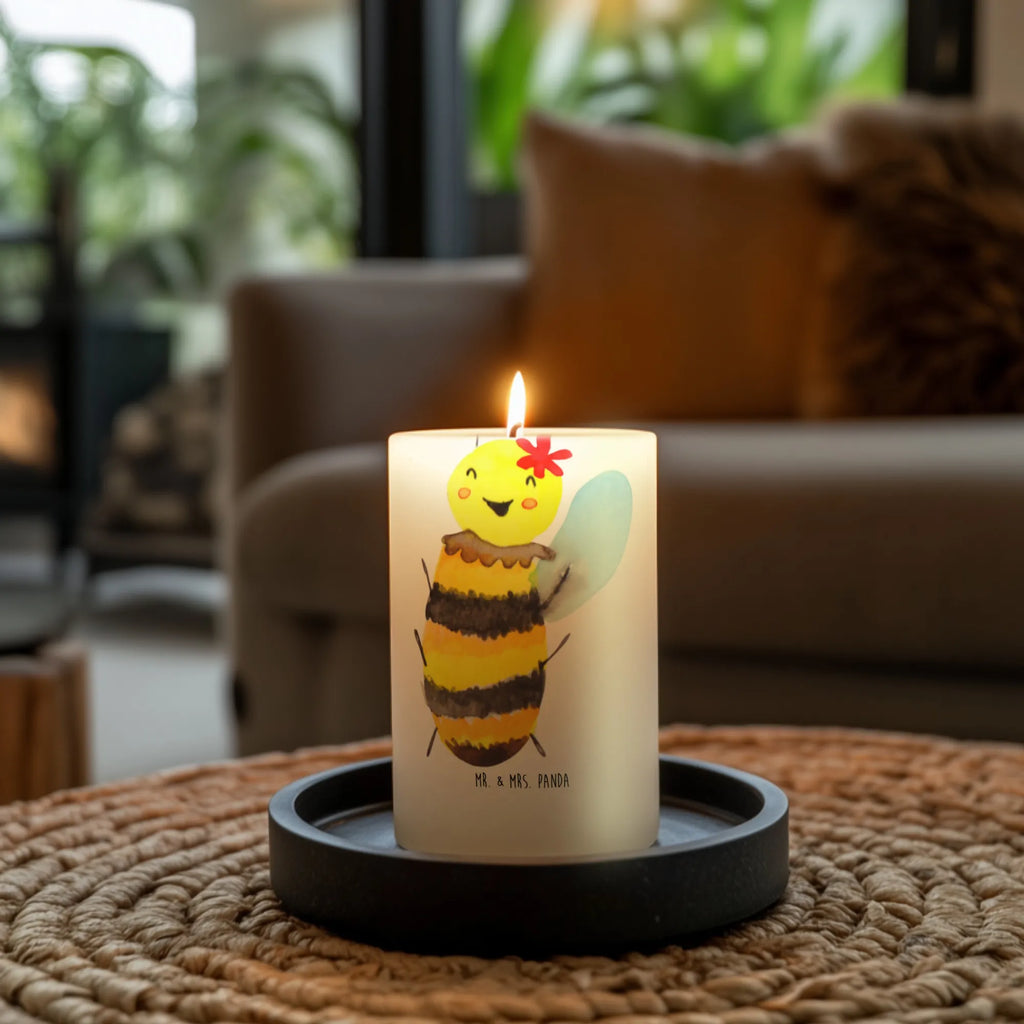 Candle bee happy Adventskerze, Stumpenkerze, Gartenkerze, Handgemachte Kerze, Erinnerungskerze, Kerze Mit Motiv, Kommunionskerze, Wunschkerze, Laternenkerze, Weihnachtskerze, Blockkerze, Osterkerze, Tafelkerze, Erinnerungslicht, Schmuckkerze, Wachskerze, Bedruckte Kerze, Dekorative Kerze, Geburtstagskerze, Dinnerkerze, Tischkerze, Grosse Kerze, Kerze Mit Spruch, Geburtskerze, Dekokerze, Zylinderkerze, Hochzeitskerze, Biene, Wespe, Hummel