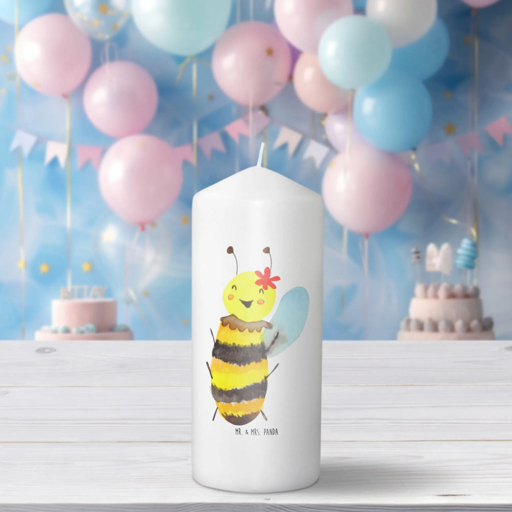 Candle bee happy Adventskerze, Stumpenkerze, Gartenkerze, Handgemachte Kerze, Erinnerungskerze, Kerze Mit Motiv, Kommunionskerze, Wunschkerze, Laternenkerze, Weihnachtskerze, Blockkerze, Osterkerze, Tafelkerze, Erinnerungslicht, Schmuckkerze, Wachskerze, Bedruckte Kerze, Dekorative Kerze, Geburtstagskerze, Dinnerkerze, Tischkerze, Grosse Kerze, Kerze Mit Spruch, Geburtskerze, Dekokerze, Zylinderkerze, Hochzeitskerze, Biene, Wespe, Hummel