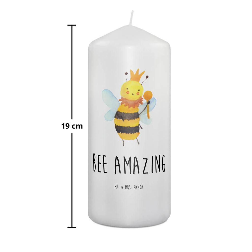 Kerze Biene König Schmuckkerze, Tischkerze, Osterkerze, Kerze Mit Spruch, Bedruckte Kerze, Geburtstagskerze, Blockkerze, Geburtskerze, Dekorative Kerze, Dekokerze, Handgemachte Kerze, Erinnerungslicht, Hochzeitskerze, Weihnachtskerze, Tafelkerze, Kommunionskerze, Wunschkerze, Wachskerze, Stumpenkerze, Kerze Mit Motiv, Laternenkerze, Gartenkerze, Adventskerze, Dinnerkerze, Grosse Kerze, Erinnerungskerze, Zylinderkerze, Biene, Wespe, Hummel