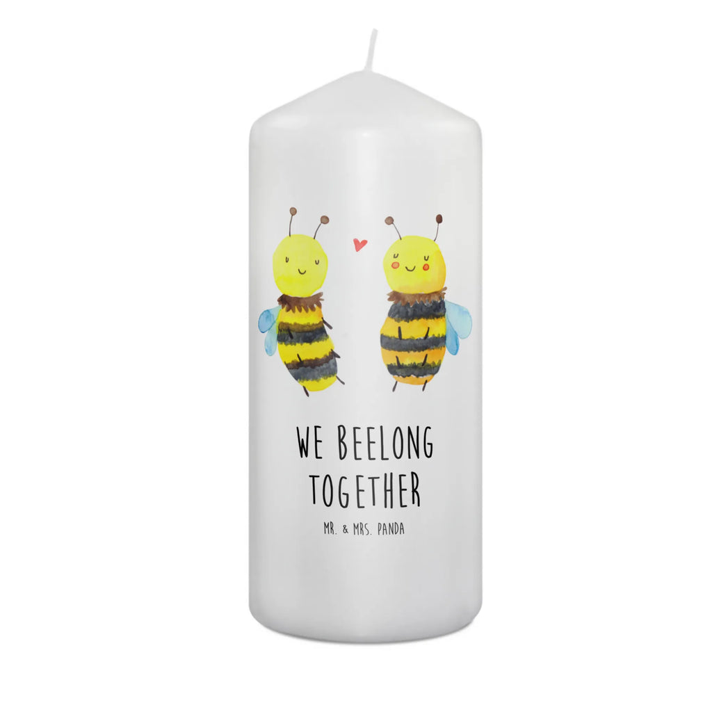 Candle bee In love Gartenkerze, Osterkerze, Kerze Mit Spruch, Kommunionskerze, Geburtstagskerze, Dekokerze, Dekorative Kerze, Tischkerze, Blockkerze, Bedruckte Kerze, Stumpenkerze, Tafelkerze, Erinnerungslicht, Handgemachte Kerze, Adventskerze, Erinnerungskerze, Schmuckkerze, Weihnachtskerze, Hochzeitskerze, Dinnerkerze, Zylinderkerze, Grosse Kerze, Wunschkerze, Kerze Mit Motiv, Geburtskerze, Laternenkerze, Wachskerze, Biene, Wespe, Hummel
