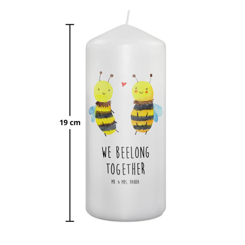 Candle bee In love Gartenkerze, Osterkerze, Kerze Mit Spruch, Kommunionskerze, Geburtstagskerze, Dekokerze, Dekorative Kerze, Tischkerze, Blockkerze, Bedruckte Kerze, Stumpenkerze, Tafelkerze, Erinnerungslicht, Handgemachte Kerze, Adventskerze, Erinnerungskerze, Schmuckkerze, Weihnachtskerze, Hochzeitskerze, Dinnerkerze, Zylinderkerze, Grosse Kerze, Wunschkerze, Kerze Mit Motiv, Geburtskerze, Laternenkerze, Wachskerze, Biene, Wespe, Hummel