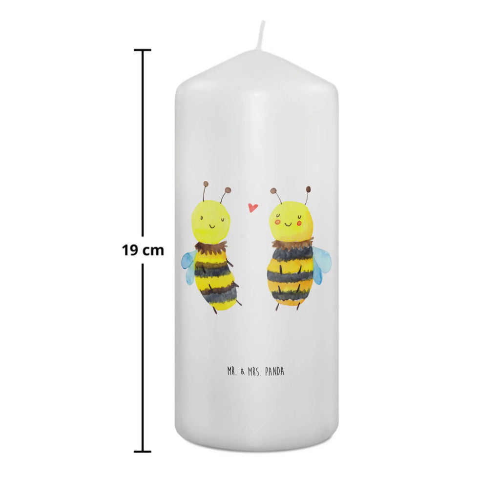 Candle bee In love Gartenkerze, Osterkerze, Kerze Mit Spruch, Kommunionskerze, Geburtstagskerze, Dekokerze, Dekorative Kerze, Tischkerze, Blockkerze, Bedruckte Kerze, Stumpenkerze, Tafelkerze, Erinnerungslicht, Handgemachte Kerze, Adventskerze, Erinnerungskerze, Schmuckkerze, Weihnachtskerze, Hochzeitskerze, Dinnerkerze, Zylinderkerze, Grosse Kerze, Wunschkerze, Kerze Mit Motiv, Geburtskerze, Laternenkerze, Wachskerze, Biene, Wespe, Hummel