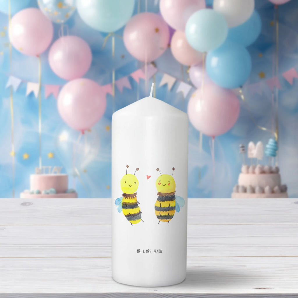 Candle bee In love Gartenkerze, Osterkerze, Kerze Mit Spruch, Kommunionskerze, Geburtstagskerze, Dekokerze, Dekorative Kerze, Tischkerze, Blockkerze, Bedruckte Kerze, Stumpenkerze, Tafelkerze, Erinnerungslicht, Handgemachte Kerze, Adventskerze, Erinnerungskerze, Schmuckkerze, Weihnachtskerze, Hochzeitskerze, Dinnerkerze, Zylinderkerze, Grosse Kerze, Wunschkerze, Kerze Mit Motiv, Geburtskerze, Laternenkerze, Wachskerze, Biene, Wespe, Hummel