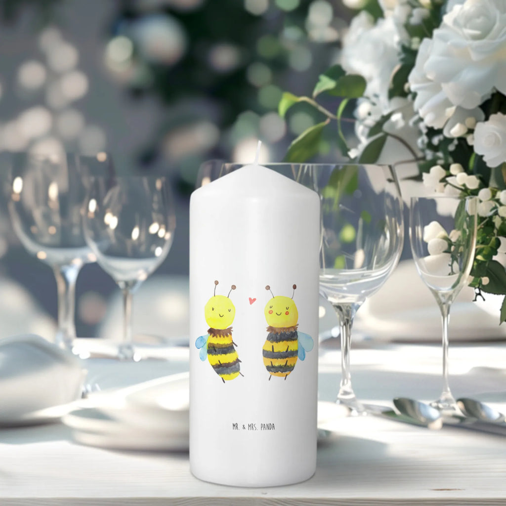 Candle bee In love Gartenkerze, Osterkerze, Kerze Mit Spruch, Kommunionskerze, Geburtstagskerze, Dekokerze, Dekorative Kerze, Tischkerze, Blockkerze, Bedruckte Kerze, Stumpenkerze, Tafelkerze, Erinnerungslicht, Handgemachte Kerze, Adventskerze, Erinnerungskerze, Schmuckkerze, Weihnachtskerze, Hochzeitskerze, Dinnerkerze, Zylinderkerze, Grosse Kerze, Wunschkerze, Kerze Mit Motiv, Geburtskerze, Laternenkerze, Wachskerze, Biene, Wespe, Hummel