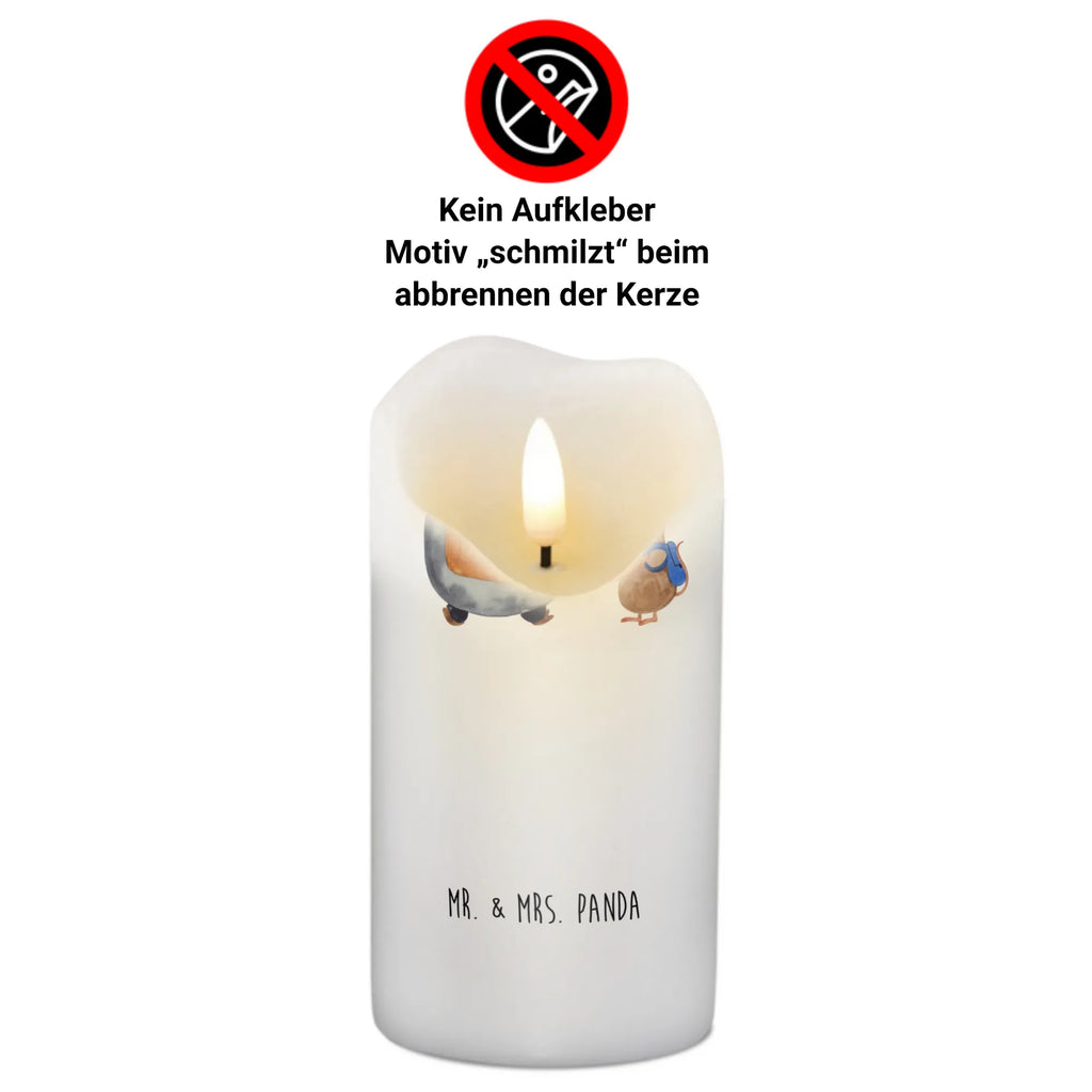 Kerze Pinguin & Maus Wanderer Zylinderkerze, Stumpenkerze, Gartenkerze, Geburtskerze, Wachskerze, Adventskerze, Dinnerkerze, Weihnachtskerze, Laternenkerze, Hochzeitskerze, Grosse Kerze, Wunschkerze, Handgemachte Kerze, Dekokerze, Kerze Mit Spruch, Tischkerze, Dekorative Kerze, Bedruckte Kerze, Geburtstagskerze, Schmuckkerze, Erinnerungslicht, Kommunionskerze, Osterkerze, Erinnerungskerze, Tafelkerze, Blockkerze, Kerze Mit Motiv, Pinguin, Roadtrip, Abenteuer, Pinguine, Wandern, Abenteurer, Ausflug, Wanderlust