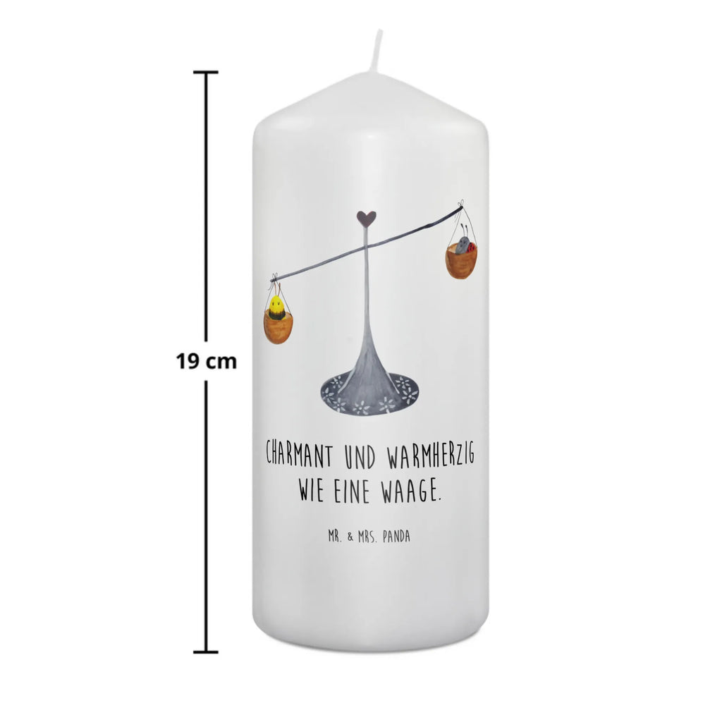 świeca Znak zodiaku waga Bedruckte Kerze, Wunschkerze, Kerze Mit Motiv, Osterkerze, Laternenkerze, Handgemachte Kerze, Blockkerze, Stumpenkerze, Gartenkerze, Tischkerze, Tafelkerze, Weihnachtskerze, Schmuckkerze, Zylinderkerze, Geburtstagskerze, Geburtskerze, Dekokerze, Grosse Kerze, Erinnerungslicht, Hochzeitskerze, Wachskerze, Adventskerze, Dekorative Kerze, Dinnerkerze, Kommunionskerze, Erinnerungskerze, Kerze Mit Spruch, Horoskop, Astrologie, Aszendent, Tierkreiszeichen, Sternzeichen, Geschenk Oktober, Geburtstag Oktober, Geburtstag September, Waage Geschenk, Waage Sternzeichen, Waage, Marienkäfer, Biene, Geschenk September, Gleichgewicht, Hummel