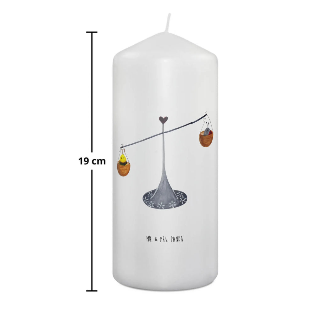 świeca Znak zodiaku waga Bedruckte Kerze, Wunschkerze, Kerze Mit Motiv, Osterkerze, Laternenkerze, Handgemachte Kerze, Blockkerze, Stumpenkerze, Gartenkerze, Tischkerze, Tafelkerze, Weihnachtskerze, Schmuckkerze, Zylinderkerze, Geburtstagskerze, Geburtskerze, Dekokerze, Grosse Kerze, Erinnerungslicht, Hochzeitskerze, Wachskerze, Adventskerze, Dekorative Kerze, Dinnerkerze, Kommunionskerze, Erinnerungskerze, Kerze Mit Spruch, Horoskop, Astrologie, Aszendent, Tierkreiszeichen, Sternzeichen, Geschenk Oktober, Geburtstag Oktober, Geburtstag September, Waage Geschenk, Waage Sternzeichen, Waage, Marienkäfer, Biene, Geschenk September, Gleichgewicht, Hummel