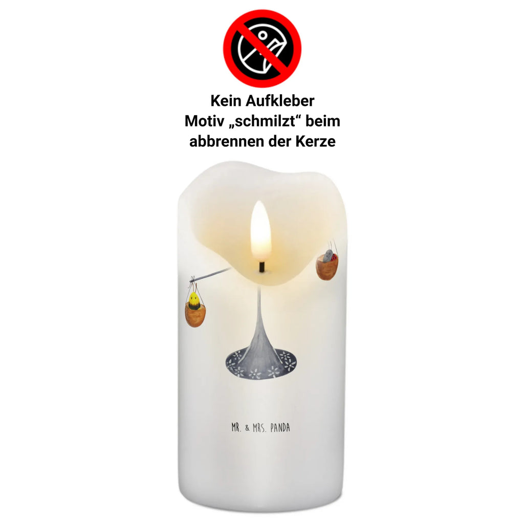 świeca Znak zodiaku waga Bedruckte Kerze, Wunschkerze, Kerze Mit Motiv, Osterkerze, Laternenkerze, Handgemachte Kerze, Blockkerze, Stumpenkerze, Gartenkerze, Tischkerze, Tafelkerze, Weihnachtskerze, Schmuckkerze, Zylinderkerze, Geburtstagskerze, Geburtskerze, Dekokerze, Grosse Kerze, Erinnerungslicht, Hochzeitskerze, Wachskerze, Adventskerze, Dekorative Kerze, Dinnerkerze, Kommunionskerze, Erinnerungskerze, Kerze Mit Spruch, Horoskop, Astrologie, Aszendent, Tierkreiszeichen, Sternzeichen, Geschenk Oktober, Geburtstag Oktober, Geburtstag September, Waage Geschenk, Waage Sternzeichen, Waage, Marienkäfer, Biene, Geschenk September, Gleichgewicht, Hummel