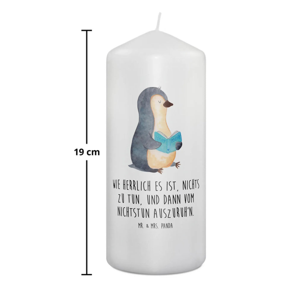 Kerze Pinguin Buch Kommunionskerze, Wachskerze, Adventskerze, Stumpenkerze, Osterkerze, Schmuckkerze, Dekokerze, Bedruckte Kerze, Blockkerze, Tischkerze, Gartenkerze, Handgemachte Kerze, Laternenkerze, Dekorative Kerze, Erinnerungslicht, Kerze Mit Motiv, Grosse Kerze, Erinnerungskerze, Hochzeitskerze, Zylinderkerze, Geburtstagskerze, Kerze Mit Spruch, Wunschkerze, Dinnerkerze, Geburtskerze, Tafelkerze, Weihnachtskerze, Pinguin, Urlaub, Lesen, Bücherwurm, Pinguine, Nichtstun, Freizeit, Faulenzen, Buch, Ferien