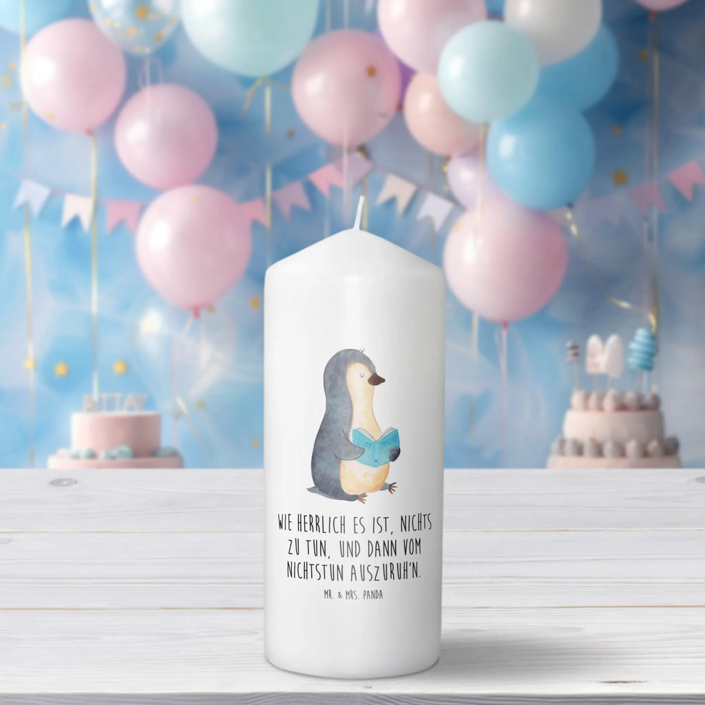 Kerze Pinguin Buch Kommunionskerze, Wachskerze, Adventskerze, Stumpenkerze, Osterkerze, Schmuckkerze, Dekokerze, Bedruckte Kerze, Blockkerze, Tischkerze, Gartenkerze, Handgemachte Kerze, Laternenkerze, Dekorative Kerze, Erinnerungslicht, Kerze Mit Motiv, Grosse Kerze, Erinnerungskerze, Hochzeitskerze, Zylinderkerze, Geburtstagskerze, Kerze Mit Spruch, Wunschkerze, Dinnerkerze, Geburtskerze, Tafelkerze, Weihnachtskerze, Pinguin, Urlaub, Lesen, Bücherwurm, Pinguine, Nichtstun, Freizeit, Faulenzen, Buch, Ferien