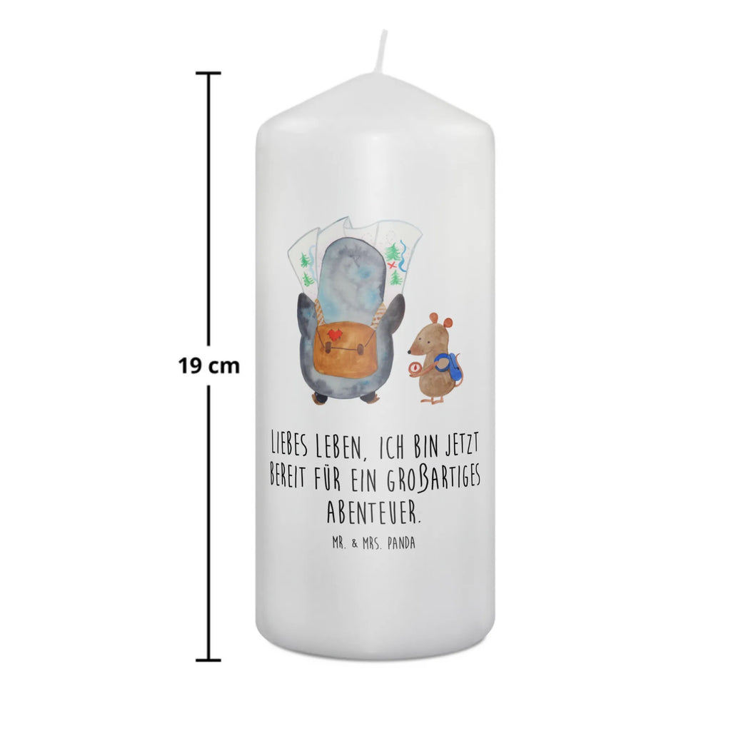 Kerze Pinguin & Maus Wanderer Zylinderkerze, Stumpenkerze, Gartenkerze, Geburtskerze, Wachskerze, Adventskerze, Dinnerkerze, Weihnachtskerze, Laternenkerze, Hochzeitskerze, Grosse Kerze, Wunschkerze, Handgemachte Kerze, Dekokerze, Kerze Mit Spruch, Tischkerze, Dekorative Kerze, Bedruckte Kerze, Geburtstagskerze, Schmuckkerze, Erinnerungslicht, Kommunionskerze, Osterkerze, Erinnerungskerze, Tafelkerze, Blockkerze, Kerze Mit Motiv, Pinguin, Roadtrip, Abenteuer, Pinguine, Wandern, Abenteurer, Ausflug, Wanderlust