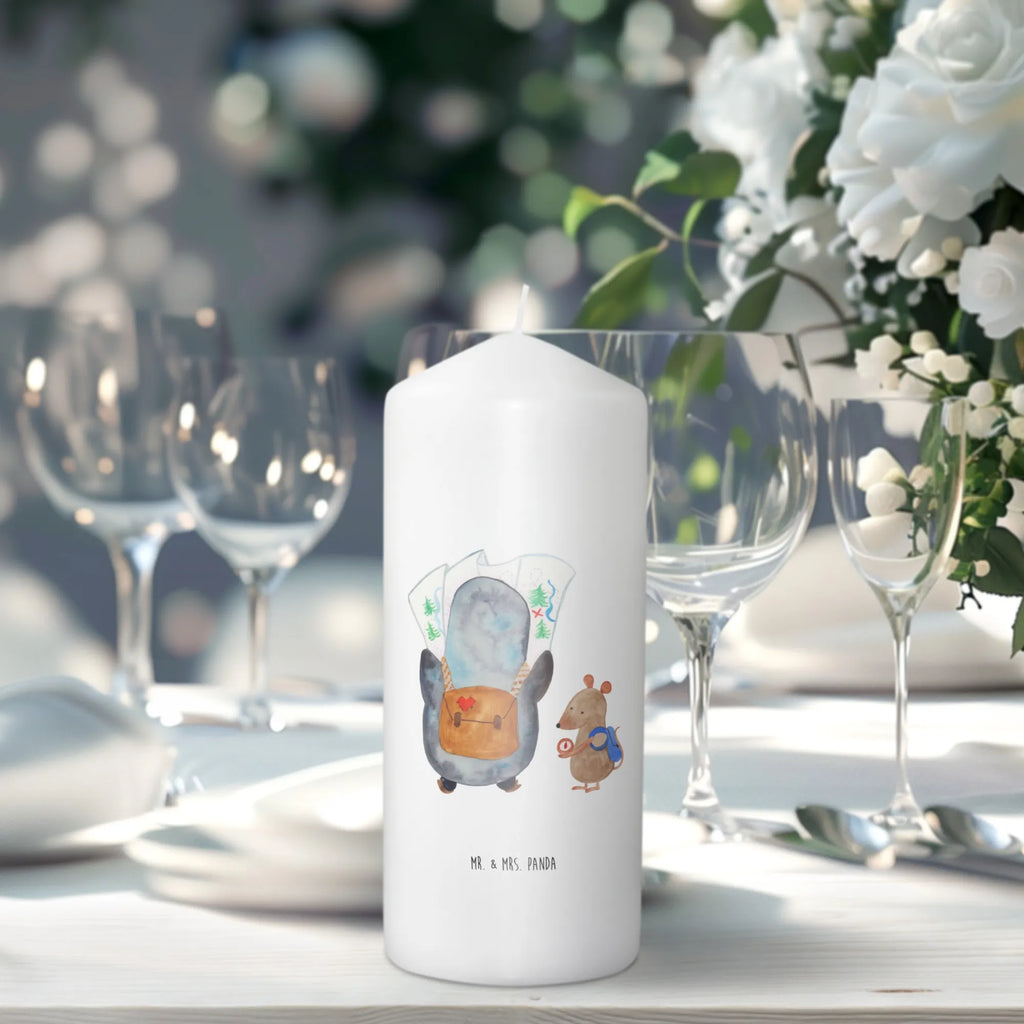 Kerze Pinguin & Maus Wanderer Zylinderkerze, Stumpenkerze, Gartenkerze, Geburtskerze, Wachskerze, Adventskerze, Dinnerkerze, Weihnachtskerze, Laternenkerze, Hochzeitskerze, Grosse Kerze, Wunschkerze, Handgemachte Kerze, Dekokerze, Kerze Mit Spruch, Tischkerze, Dekorative Kerze, Bedruckte Kerze, Geburtstagskerze, Schmuckkerze, Erinnerungslicht, Kommunionskerze, Osterkerze, Erinnerungskerze, Tafelkerze, Blockkerze, Kerze Mit Motiv, Pinguin, Roadtrip, Abenteuer, Pinguine, Wandern, Abenteurer, Ausflug, Wanderlust