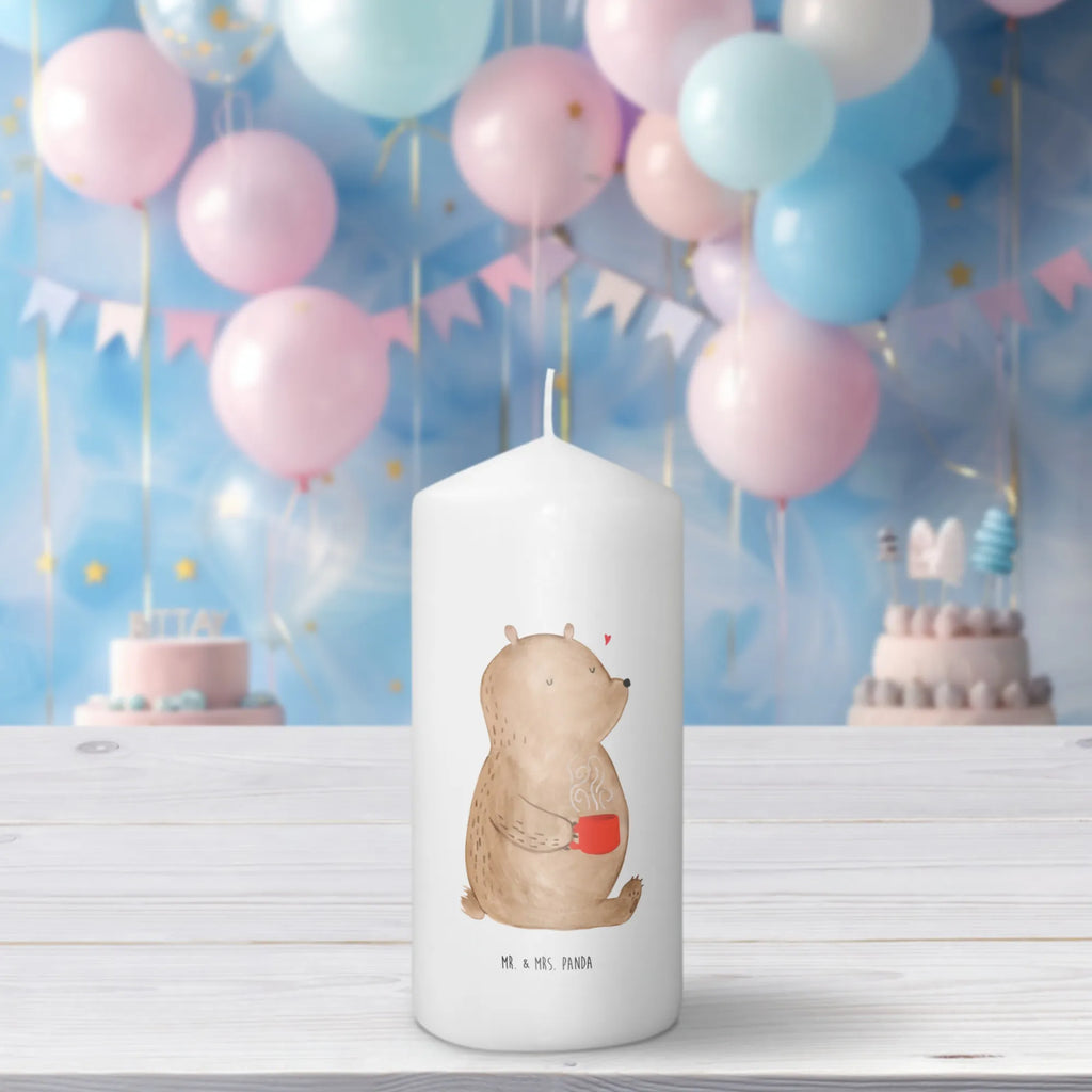 Kerze Bär Kaffee Tischkerze, Geburtstagskerze, Osterkerze, Bedruckte Kerze, Gartenkerze, Handgemachte Kerze, Dekorative Kerze, Geburtskerze, Dekokerze, Kerze Mit Motiv, Erinnerungslicht, Adventskerze, Grosse Kerze, Blockkerze, Weihnachtskerze, Dinnerkerze, Wunschkerze, Laternenkerze, Schmuckkerze, Erinnerungskerze, Zylinderkerze, Hochzeitskerze, Kommunionskerze, Tafelkerze, Wachskerze, Kerze Mit Spruch, Stumpenkerze, Teddybär, Teddy, Bär, Morgenroutine, Coffee, Guten Morgen, Kaffee, Welt Erobern, Welt Retten, Motivation, Bären