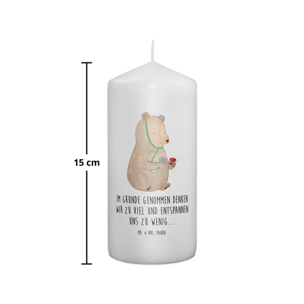 Kerze Bär Arzt Zylinderkerze, Dekokerze, Dekorative Kerze, Kerze Mit Motiv, Schmuckkerze, Kerze Mit Spruch, Erinnerungslicht, Geburtstagskerze, Grosse Kerze, Gartenkerze, Tafelkerze, Geburtskerze, Wachskerze, Bedruckte Kerze, Handgemachte Kerze, Kommunionskerze, Blockkerze, Osterkerze, Dinnerkerze, Laternenkerze, Stumpenkerze, Wunschkerze, Adventskerze, Hochzeitskerze, Tischkerze, Weihnachtskerze, Erinnerungskerze, Teddy, Bär, Teddybär, Professor, Arzt, Doktorin, Professorin, Doktor, Ärztin