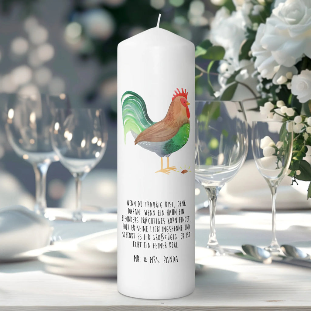 Kerze Hahn mit Korn Bedruckte Kerze, Adventskerze, Tischkerze, Dekorative Kerze, Weihnachtskerze, Gartenkerze, Dinnerkerze, Wunschkerze, Zylinderkerze, Wachskerze, Grosse Kerze, Kerze Mit Motiv, Handgemachte Kerze, Osterkerze, Geburtstagskerze, Erinnerungslicht, Tafelkerze, Kerze Mit Spruch, Dekokerze, Schmuckkerze, Blockkerze, Erinnerungskerze, Laternenkerze, Kommunionskerze, Stumpenkerze, Geburtskerze, Hochzeitskerze, Bauernhof, Hoftiere, Landwirt, Landwirtin, Eier, Korn, Hahn, Natur, Henne