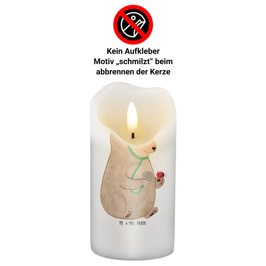Kerze Bär Arzt Zylinderkerze, Dekokerze, Dekorative Kerze, Kerze Mit Motiv, Schmuckkerze, Kerze Mit Spruch, Erinnerungslicht, Geburtstagskerze, Grosse Kerze, Gartenkerze, Tafelkerze, Geburtskerze, Wachskerze, Bedruckte Kerze, Handgemachte Kerze, Kommunionskerze, Blockkerze, Osterkerze, Dinnerkerze, Laternenkerze, Stumpenkerze, Wunschkerze, Adventskerze, Hochzeitskerze, Tischkerze, Weihnachtskerze, Erinnerungskerze, Teddy, Bär, Teddybär, Professor, Arzt, Doktorin, Professorin, Doktor, Ärztin
