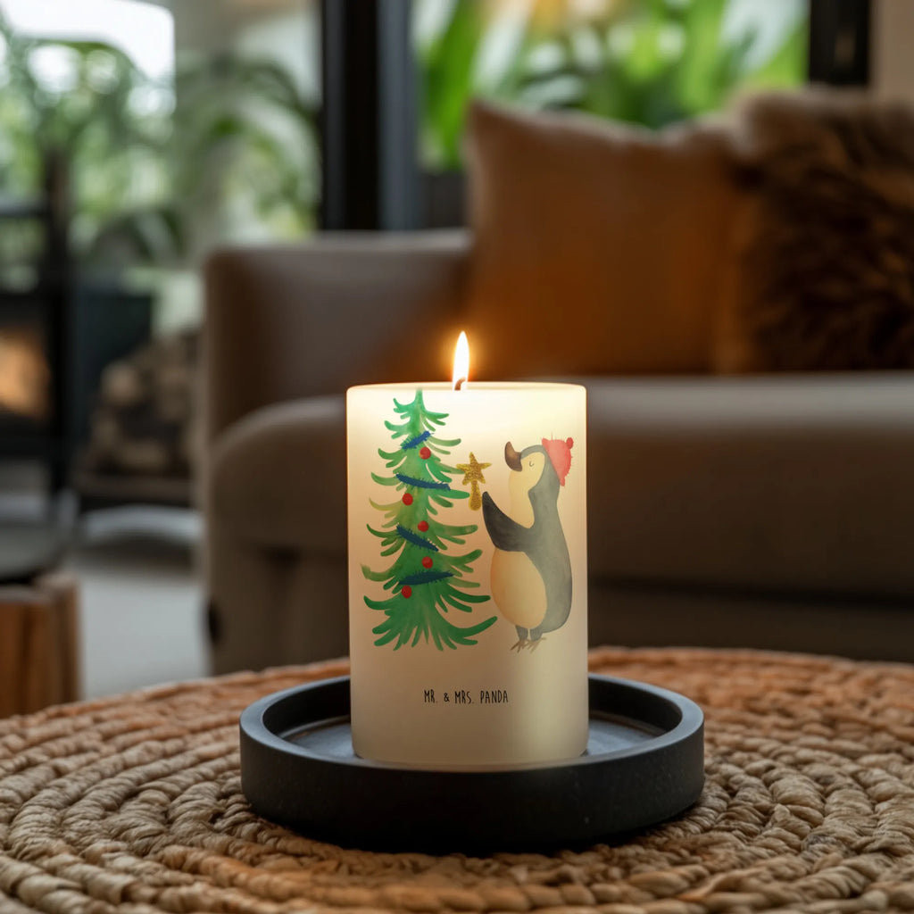 Kerze Pinguin Weihnachtsbaum Kerze Mit Motiv, Geburtstagskerze, Tafelkerze, Grosse Kerze, Zylinderkerze, Tischkerze, Dekorative Kerze, Kommunionskerze, Handgemachte Kerze, Wachskerze, Stumpenkerze, Dinnerkerze, Gartenkerze, Erinnerungskerze, Laternenkerze, Hochzeitskerze, Blockkerze, Geburtskerze, Erinnerungslicht, Wunschkerze, Osterkerze, Kerze Mit Spruch, Weihnachtskerze, Adventskerze, Schmuckkerze, Bedruckte Kerze, Dekokerze, Weihnachten, Winter, Weihnachtsdeko, Nikolaus, Advent, Heiligabend, Wintermotiv, Pinguin