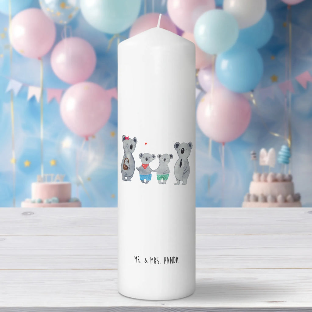 Kerze Koala Familie zwei Stumpenkerze, Tafelkerze, Kommunionskerze, Wunschkerze, Erinnerungskerze, Tischkerze, Laternenkerze, Adventskerze, Geburtstagskerze, Hochzeitskerze, Kerze Mit Motiv, Dekokerze, Schmuckkerze, Wachskerze, Erinnerungslicht, Grosse Kerze, Gartenkerze, Zylinderkerze, Handgemachte Kerze, Bedruckte Kerze, Osterkerze, Blockkerze, Dekorative Kerze, Geburtskerze, Weihnachtskerze, Dinnerkerze, Kerze Mit Spruch, Muttertag, Vatertag, Mama, Papa, Oma, Opa, Familie, Schwester, Bruder, Koala, Koalafamilie, Beste Familie, Lieblingsfamilie, Familienleben, Familienzeit, Koalabär