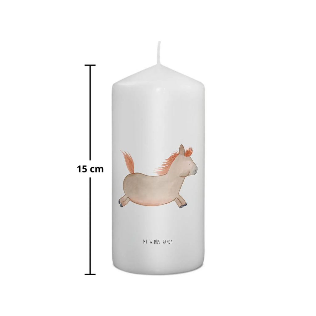 Kerze Pferd springt Zylinderkerze, Dekokerze, Dinnerkerze, Handgemachte Kerze, Wunschkerze, Laternenkerze, Bedruckte Kerze, Stumpenkerze, Hochzeitskerze, Kerze Mit Motiv, Wachskerze, Geburtstagskerze, Erinnerungslicht, Tafelkerze, Weihnachtskerze, Kerze Mit Spruch, Erinnerungskerze, Gartenkerze, Blockkerze, Dekorative Kerze, Tischkerze, Osterkerze, Adventskerze, Kommunionskerze, Schmuckkerze, Geburtskerze, Grosse Kerze, Landwirt, Landwirtin, Hoftiere, Bauernhof, Pferdestall, Pferdebesitzer, Stall, Reiten, Ausreiten, Pony, Pferd, Pferde