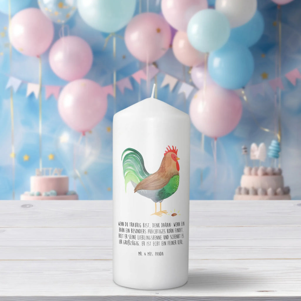 Kerze Hahn mit Korn Bedruckte Kerze, Adventskerze, Tischkerze, Dekorative Kerze, Weihnachtskerze, Gartenkerze, Dinnerkerze, Wunschkerze, Zylinderkerze, Wachskerze, Grosse Kerze, Kerze Mit Motiv, Handgemachte Kerze, Osterkerze, Geburtstagskerze, Erinnerungslicht, Tafelkerze, Kerze Mit Spruch, Dekokerze, Schmuckkerze, Blockkerze, Erinnerungskerze, Laternenkerze, Kommunionskerze, Stumpenkerze, Geburtskerze, Hochzeitskerze, Bauernhof, Hoftiere, Landwirt, Landwirtin, Eier, Korn, Hahn, Natur, Henne
