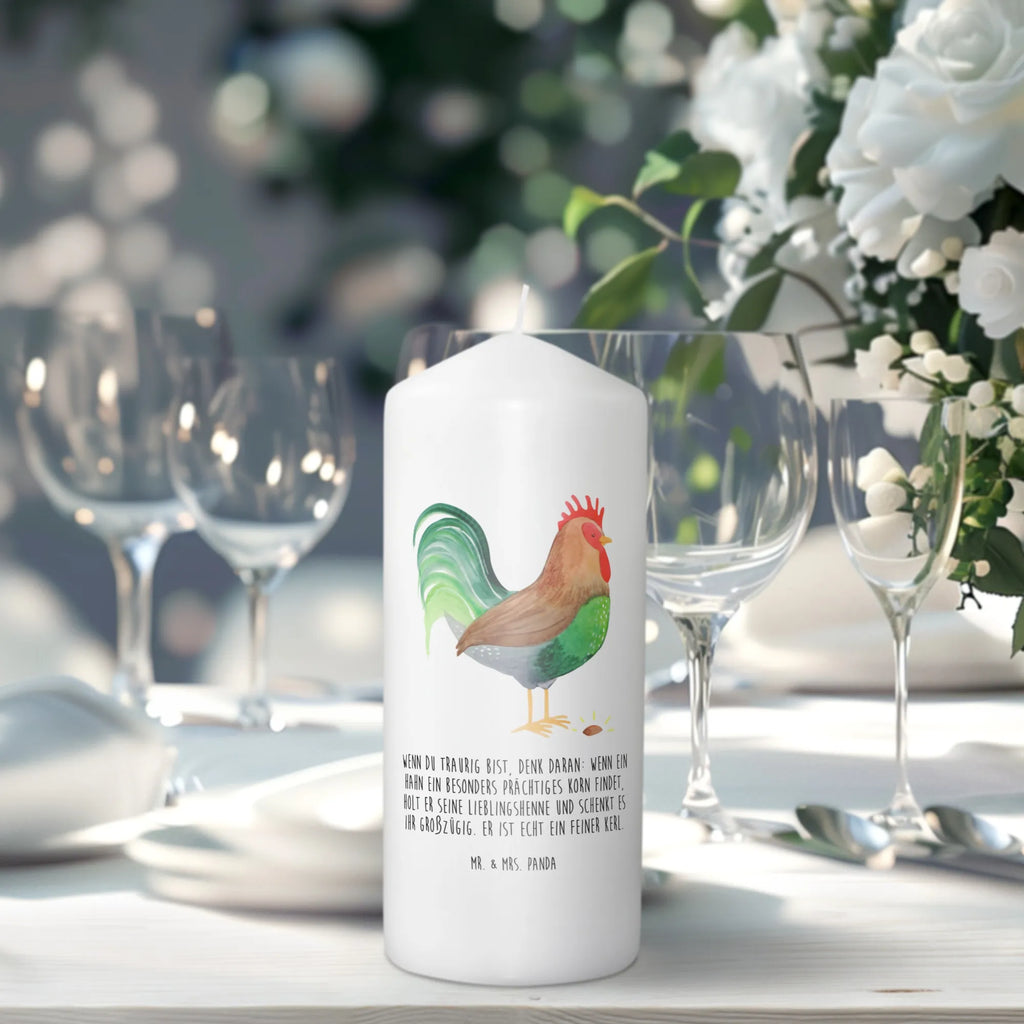 Kerze Hahn mit Korn Bedruckte Kerze, Adventskerze, Tischkerze, Dekorative Kerze, Weihnachtskerze, Gartenkerze, Dinnerkerze, Wunschkerze, Zylinderkerze, Wachskerze, Grosse Kerze, Kerze Mit Motiv, Handgemachte Kerze, Osterkerze, Geburtstagskerze, Erinnerungslicht, Tafelkerze, Kerze Mit Spruch, Dekokerze, Schmuckkerze, Blockkerze, Erinnerungskerze, Laternenkerze, Kommunionskerze, Stumpenkerze, Geburtskerze, Hochzeitskerze, Bauernhof, Hoftiere, Landwirt, Landwirtin, Eier, Korn, Hahn, Natur, Henne
