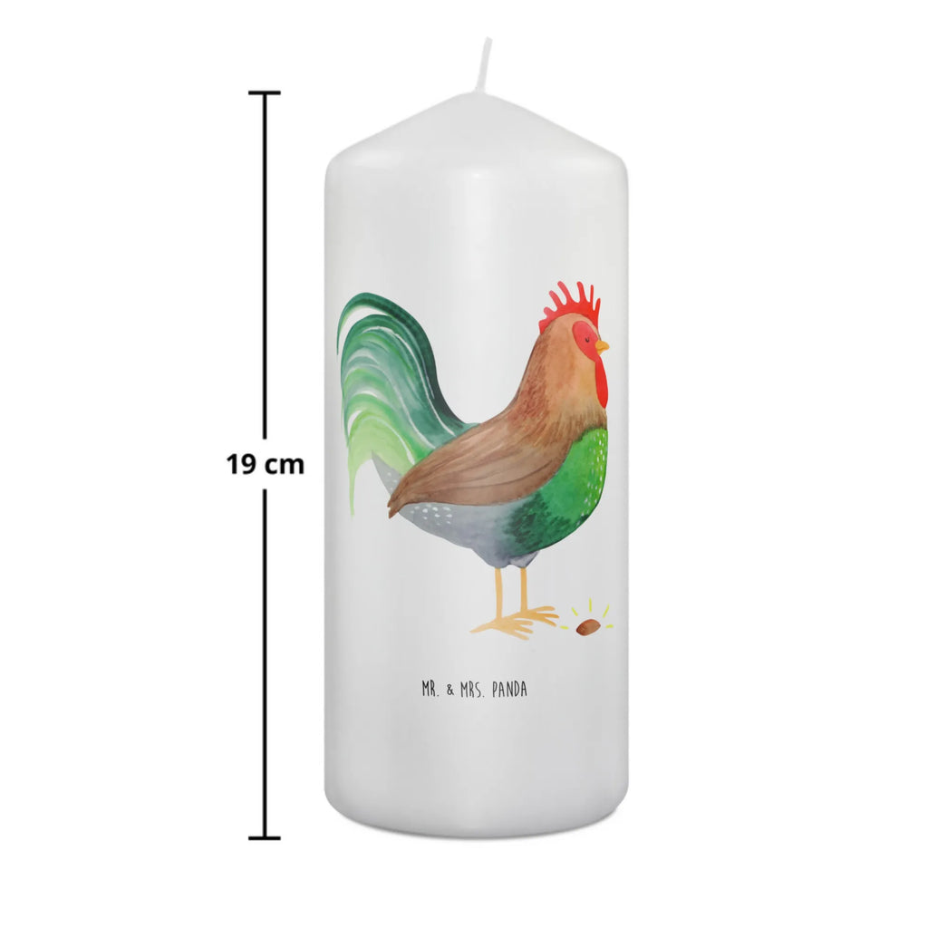 Kerze Hahn mit Korn Bedruckte Kerze, Adventskerze, Tischkerze, Dekorative Kerze, Weihnachtskerze, Gartenkerze, Dinnerkerze, Wunschkerze, Zylinderkerze, Wachskerze, Grosse Kerze, Kerze Mit Motiv, Handgemachte Kerze, Osterkerze, Geburtstagskerze, Erinnerungslicht, Tafelkerze, Kerze Mit Spruch, Dekokerze, Schmuckkerze, Blockkerze, Erinnerungskerze, Laternenkerze, Kommunionskerze, Stumpenkerze, Geburtskerze, Hochzeitskerze, Bauernhof, Hoftiere, Landwirt, Landwirtin, Eier, Korn, Hahn, Natur, Henne