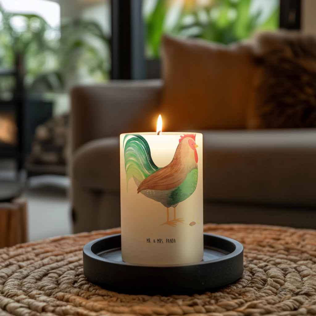 Kerze Hahn mit Korn Bedruckte Kerze, Adventskerze, Tischkerze, Dekorative Kerze, Weihnachtskerze, Gartenkerze, Dinnerkerze, Wunschkerze, Zylinderkerze, Wachskerze, Grosse Kerze, Kerze Mit Motiv, Handgemachte Kerze, Osterkerze, Geburtstagskerze, Erinnerungslicht, Tafelkerze, Kerze Mit Spruch, Dekokerze, Schmuckkerze, Blockkerze, Erinnerungskerze, Laternenkerze, Kommunionskerze, Stumpenkerze, Geburtskerze, Hochzeitskerze, Bauernhof, Hoftiere, Landwirt, Landwirtin, Eier, Korn, Hahn, Natur, Henne