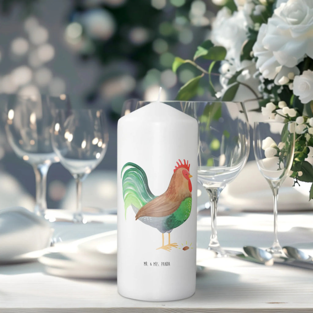 Kerze Hahn mit Korn Bedruckte Kerze, Adventskerze, Tischkerze, Dekorative Kerze, Weihnachtskerze, Gartenkerze, Dinnerkerze, Wunschkerze, Zylinderkerze, Wachskerze, Grosse Kerze, Kerze Mit Motiv, Handgemachte Kerze, Osterkerze, Geburtstagskerze, Erinnerungslicht, Tafelkerze, Kerze Mit Spruch, Dekokerze, Schmuckkerze, Blockkerze, Erinnerungskerze, Laternenkerze, Kommunionskerze, Stumpenkerze, Geburtskerze, Hochzeitskerze, Bauernhof, Hoftiere, Landwirt, Landwirtin, Eier, Korn, Hahn, Natur, Henne