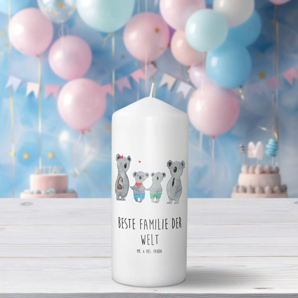 Kerze Koala Familie zwei Stumpenkerze, Tafelkerze, Kommunionskerze, Wunschkerze, Erinnerungskerze, Tischkerze, Laternenkerze, Adventskerze, Geburtstagskerze, Hochzeitskerze, Kerze Mit Motiv, Dekokerze, Schmuckkerze, Wachskerze, Erinnerungslicht, Grosse Kerze, Gartenkerze, Zylinderkerze, Handgemachte Kerze, Bedruckte Kerze, Osterkerze, Blockkerze, Dekorative Kerze, Geburtskerze, Weihnachtskerze, Dinnerkerze, Kerze Mit Spruch, Muttertag, Vatertag, Mama, Papa, Oma, Opa, Familie, Schwester, Bruder, Koala, Koalafamilie, Beste Familie, Lieblingsfamilie, Familienleben, Familienzeit, Koalabär