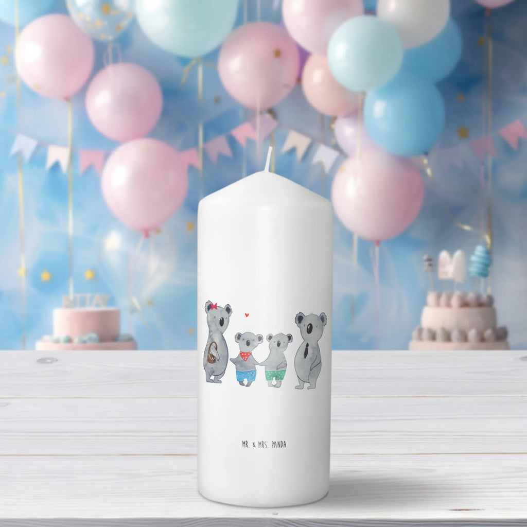 Kerze Koala Familie zwei Stumpenkerze, Tafelkerze, Kommunionskerze, Wunschkerze, Erinnerungskerze, Tischkerze, Laternenkerze, Adventskerze, Geburtstagskerze, Hochzeitskerze, Kerze Mit Motiv, Dekokerze, Schmuckkerze, Wachskerze, Erinnerungslicht, Grosse Kerze, Gartenkerze, Zylinderkerze, Handgemachte Kerze, Bedruckte Kerze, Osterkerze, Blockkerze, Dekorative Kerze, Geburtskerze, Weihnachtskerze, Dinnerkerze, Kerze Mit Spruch, Muttertag, Vatertag, Mama, Papa, Oma, Opa, Familie, Schwester, Bruder, Koala, Koalafamilie, Beste Familie, Lieblingsfamilie, Familienleben, Familienzeit, Koalabär