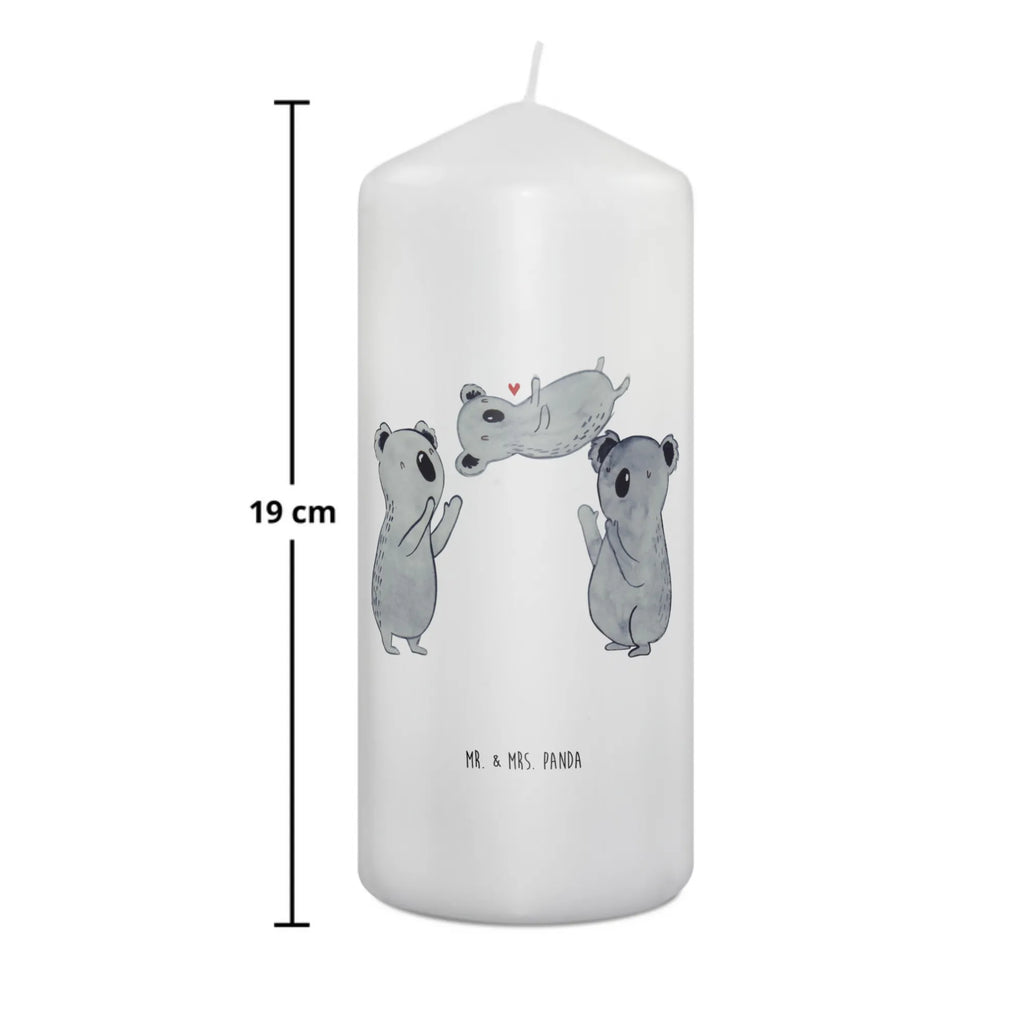 Kerze Koala Feiern Sich Wunschkerze, Stumpenkerze, Grosse Kerze, Dekorative Kerze, Kommunionskerze, Adventskerze, Dekokerze, Blockkerze, Geburtskerze, Gartenkerze, Erinnerungskerze, Erinnerungslicht, Dinnerkerze, Schmuckkerze, Osterkerze, Hochzeitskerze, Wachskerze, Kerze Mit Motiv, Zylinderkerze, Laternenkerze, Geburtstagskerze, Handgemachte Kerze, Kerze Mit Spruch, Tafelkerze, Weihnachtskerze, Tischkerze, Bedruckte Kerze, Geschenk, Geburtstag, Geburtstagsgeschenk, Liebe, Herz, Kind, Familie, Koala, Eltern
