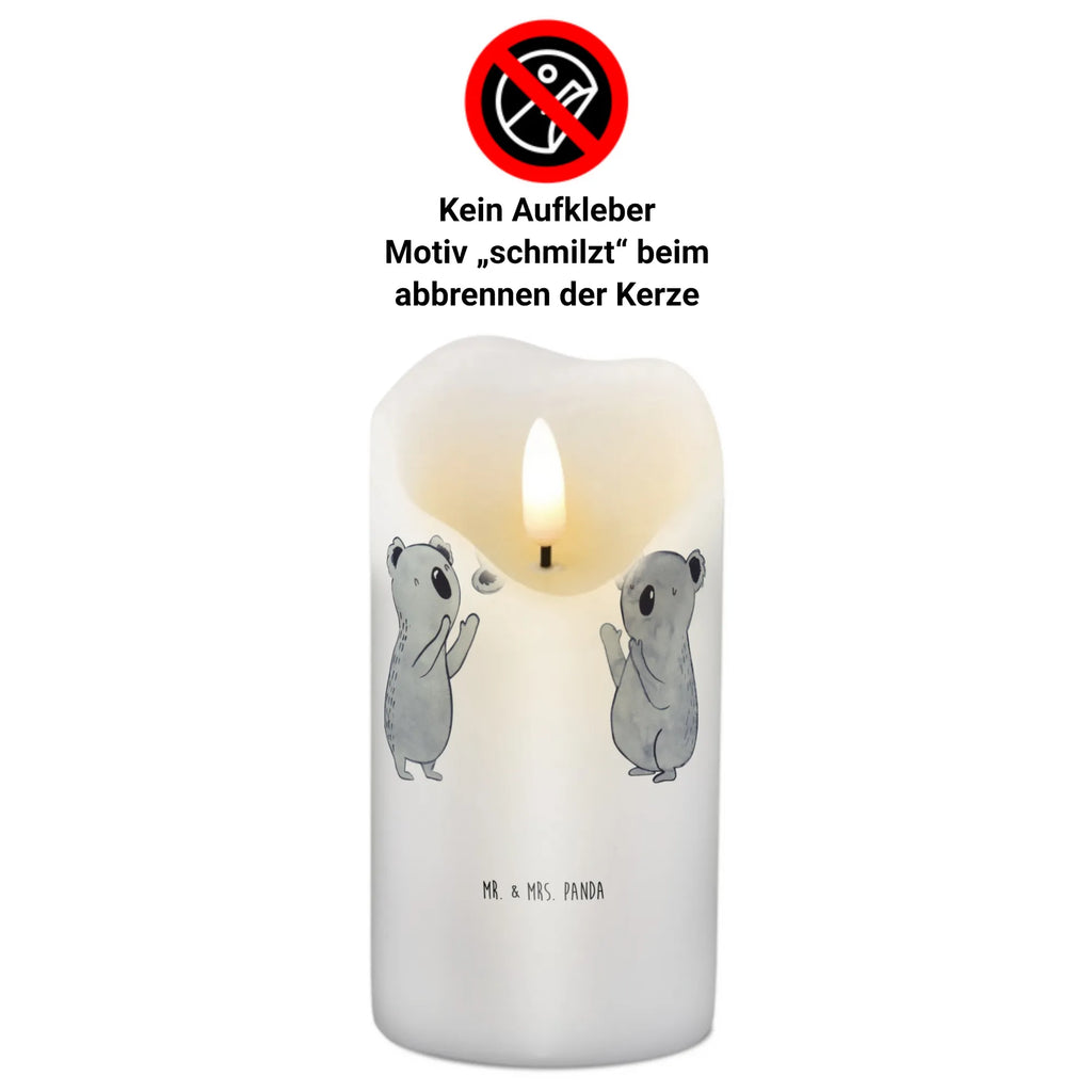 Kerze Koala Feiern Sich Wunschkerze, Stumpenkerze, Grosse Kerze, Dekorative Kerze, Kommunionskerze, Adventskerze, Dekokerze, Blockkerze, Geburtskerze, Gartenkerze, Erinnerungskerze, Erinnerungslicht, Dinnerkerze, Schmuckkerze, Osterkerze, Hochzeitskerze, Wachskerze, Kerze Mit Motiv, Zylinderkerze, Laternenkerze, Geburtstagskerze, Handgemachte Kerze, Kerze Mit Spruch, Tafelkerze, Weihnachtskerze, Tischkerze, Bedruckte Kerze, Geschenk, Geburtstag, Geburtstagsgeschenk, Liebe, Herz, Kind, Familie, Koala, Eltern