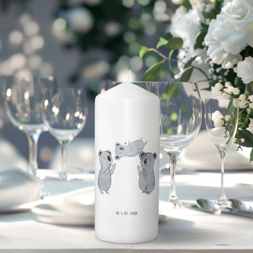 Kerze Koala Feiern Sich Wunschkerze, Stumpenkerze, Grosse Kerze, Dekorative Kerze, Kommunionskerze, Adventskerze, Dekokerze, Blockkerze, Geburtskerze, Gartenkerze, Erinnerungskerze, Erinnerungslicht, Dinnerkerze, Schmuckkerze, Osterkerze, Hochzeitskerze, Wachskerze, Kerze Mit Motiv, Zylinderkerze, Laternenkerze, Geburtstagskerze, Handgemachte Kerze, Kerze Mit Spruch, Tafelkerze, Weihnachtskerze, Tischkerze, Bedruckte Kerze, Geschenk, Geburtstag, Geburtstagsgeschenk, Liebe, Herz, Kind, Familie, Koala, Eltern