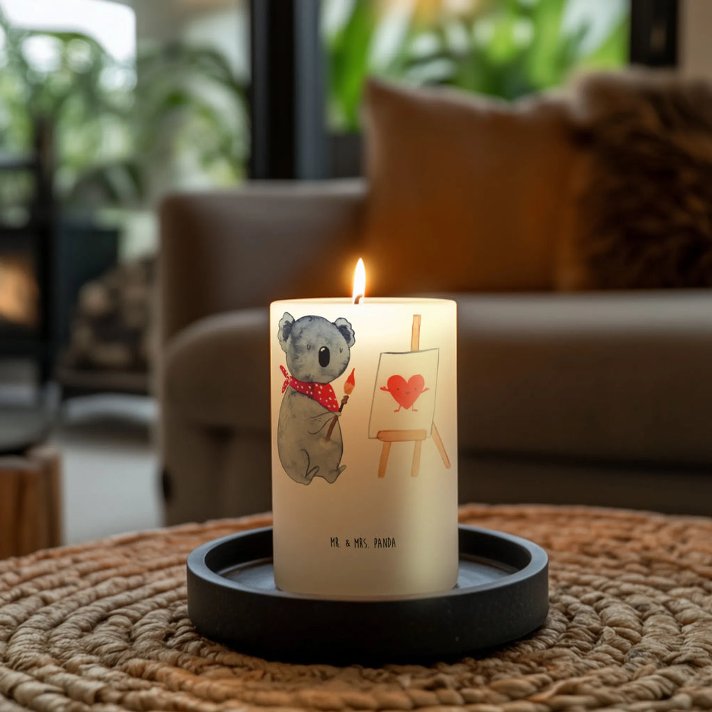 Kerze Koala Künstler Adventskerze, Stumpenkerze, Geburtstagskerze, Dekokerze, Osterkerze, Tischkerze, Kerze Mit Motiv, Erinnerungskerze, Erinnerungslicht, Dekorative Kerze, Weihnachtskerze, Geburtskerze, Hochzeitskerze, Grosse Kerze, Kerze Mit Spruch, Tafelkerze, Wunschkerze, Blockkerze, Kommunionskerze, Gartenkerze, Laternenkerze, Zylinderkerze, Bedruckte Kerze, Dinnerkerze, Schmuckkerze, Wachskerze, Handgemachte Kerze, Koalabär, Koala, Zeichnen, Liebensbeweis, Gefühle, Liebesgeschenk, Künstler, Liebe