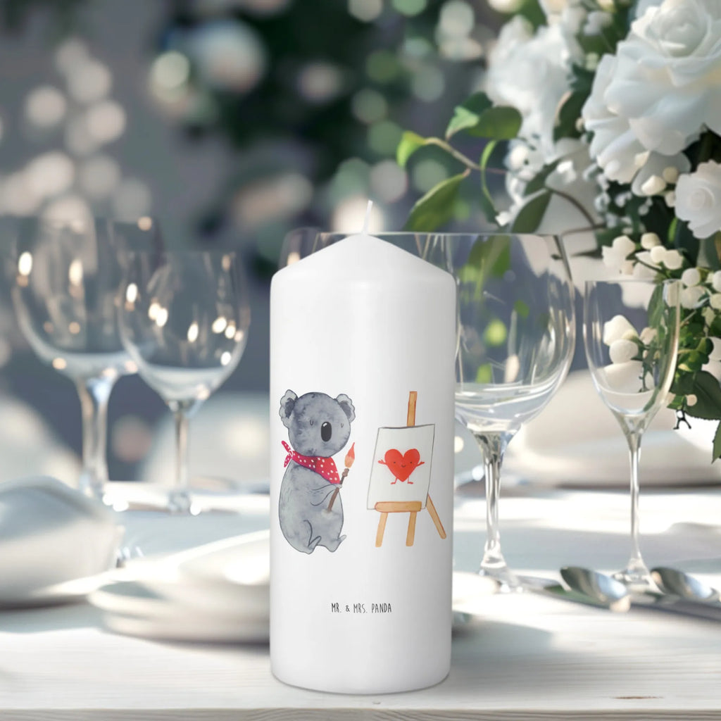 Kerze Koala Künstler Adventskerze, Stumpenkerze, Geburtstagskerze, Dekokerze, Osterkerze, Tischkerze, Kerze Mit Motiv, Erinnerungskerze, Erinnerungslicht, Dekorative Kerze, Weihnachtskerze, Geburtskerze, Hochzeitskerze, Grosse Kerze, Kerze Mit Spruch, Tafelkerze, Wunschkerze, Blockkerze, Kommunionskerze, Gartenkerze, Laternenkerze, Zylinderkerze, Bedruckte Kerze, Dinnerkerze, Schmuckkerze, Wachskerze, Handgemachte Kerze, Koalabär, Koala, Zeichnen, Liebensbeweis, Gefühle, Liebesgeschenk, Künstler, Liebe