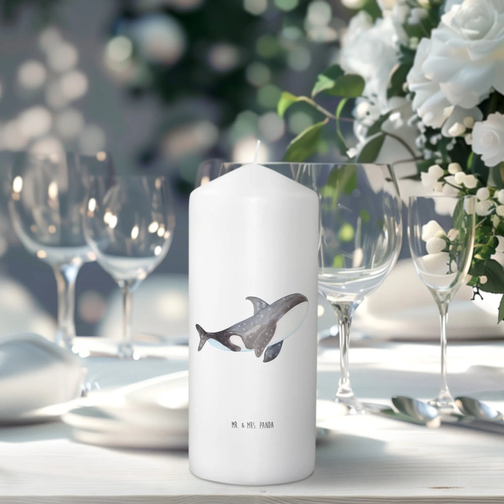 Kerze Orca Dekorative Kerze, Kerze Mit Motiv, Wachskerze, Geburtstagskerze, Dekokerze, Tischkerze, Erinnerungskerze, Kerze Mit Spruch, Grosse Kerze, Laternenkerze, Dinnerkerze, Schmuckkerze, Weihnachtskerze, Wunschkerze, Tafelkerze, Zylinderkerze, Geburtskerze, Erinnerungslicht, Hochzeitskerze, Bedruckte Kerze, Gartenkerze, Osterkerze, Handgemachte Kerze, Blockkerze, Kommunionskerze, Adventskerze, Stumpenkerze, Meer, Urlaub, Meerestiere, Motivation, Selbstliebe, Startup, Arbeit, Orcas, Orca, Killerwal, Möglichkeiten, Neustart, Wal, Büro