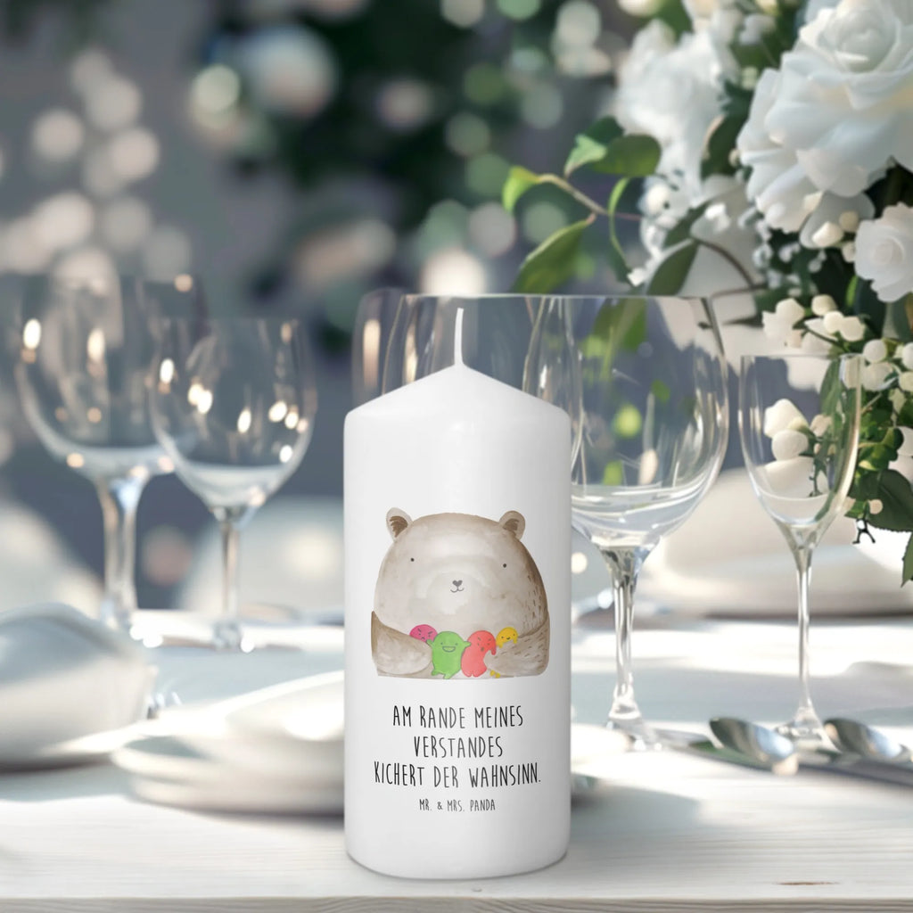 Kerze Bär Gefühl Schmuckkerze, Osterkerze, Erinnerungslicht, Tischkerze, Kommunionskerze, Bedruckte Kerze, Grosse Kerze, Dekokerze, Hochzeitskerze, Dinnerkerze, Laternenkerze, Tafelkerze, Stumpenkerze, Erinnerungskerze, Handgemachte Kerze, Weihnachtskerze, Dekorative Kerze, Adventskerze, Blockkerze, Gartenkerze, Wachskerze, Zylinderkerze, Wunschkerze, Geburtskerze, Geburtstagskerze, Kerze Mit Motiv, Kerze Mit Spruch, Teddybär, Teddy, Bär, Durchgedreht, Wahnsinn, Verrückt
