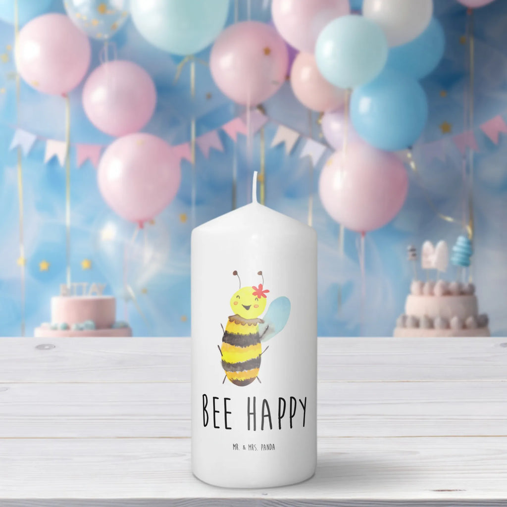 Candle bee happy Adventskerze, Stumpenkerze, Gartenkerze, Handgemachte Kerze, Erinnerungskerze, Kerze Mit Motiv, Kommunionskerze, Wunschkerze, Laternenkerze, Weihnachtskerze, Blockkerze, Osterkerze, Tafelkerze, Erinnerungslicht, Schmuckkerze, Wachskerze, Bedruckte Kerze, Dekorative Kerze, Geburtstagskerze, Dinnerkerze, Tischkerze, Grosse Kerze, Kerze Mit Spruch, Geburtskerze, Dekokerze, Zylinderkerze, Hochzeitskerze, Biene, Wespe, Hummel