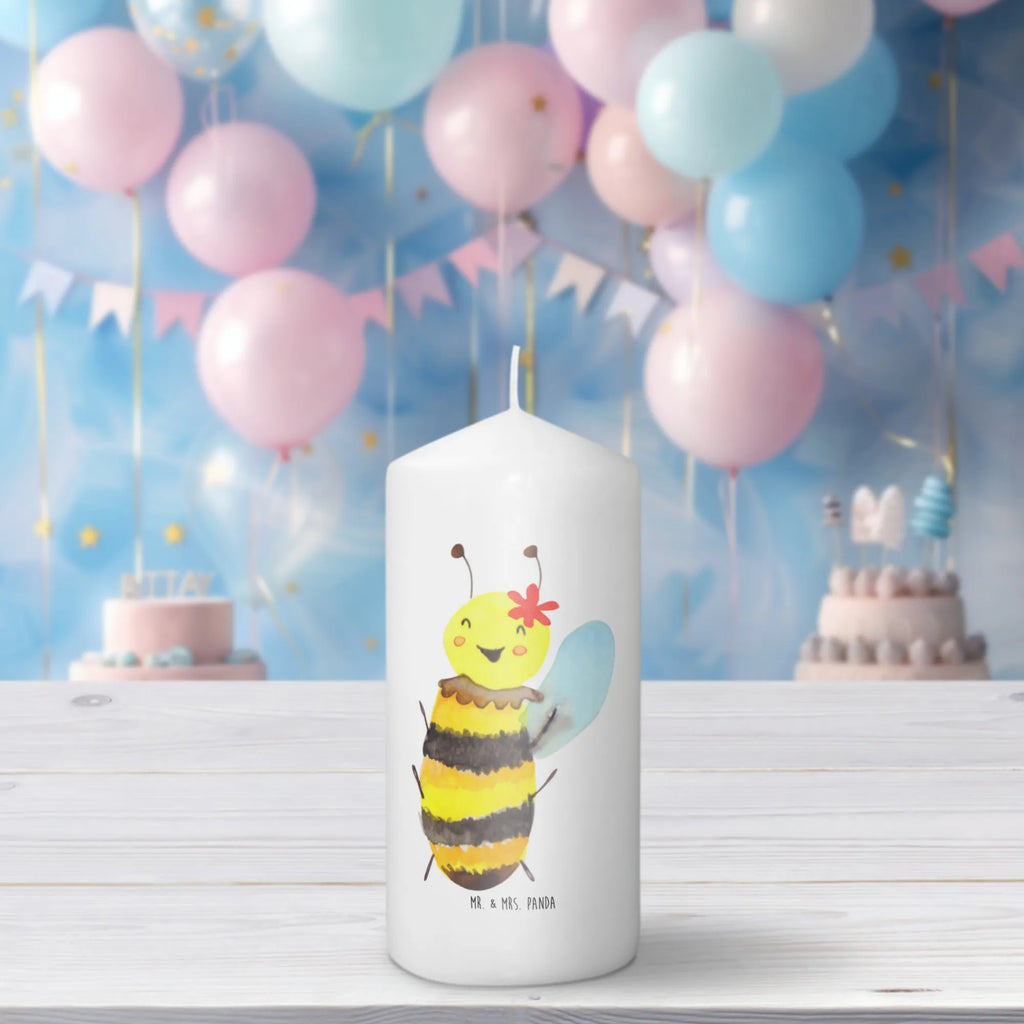 Candle bee happy Adventskerze, Stumpenkerze, Gartenkerze, Handgemachte Kerze, Erinnerungskerze, Kerze Mit Motiv, Kommunionskerze, Wunschkerze, Laternenkerze, Weihnachtskerze, Blockkerze, Osterkerze, Tafelkerze, Erinnerungslicht, Schmuckkerze, Wachskerze, Bedruckte Kerze, Dekorative Kerze, Geburtstagskerze, Dinnerkerze, Tischkerze, Grosse Kerze, Kerze Mit Spruch, Geburtskerze, Dekokerze, Zylinderkerze, Hochzeitskerze, Biene, Wespe, Hummel
